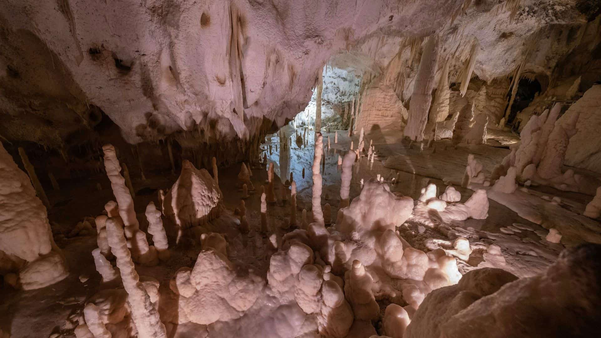 Saal der Frasassi-Höhlen. Foto von Francesco Ungaro