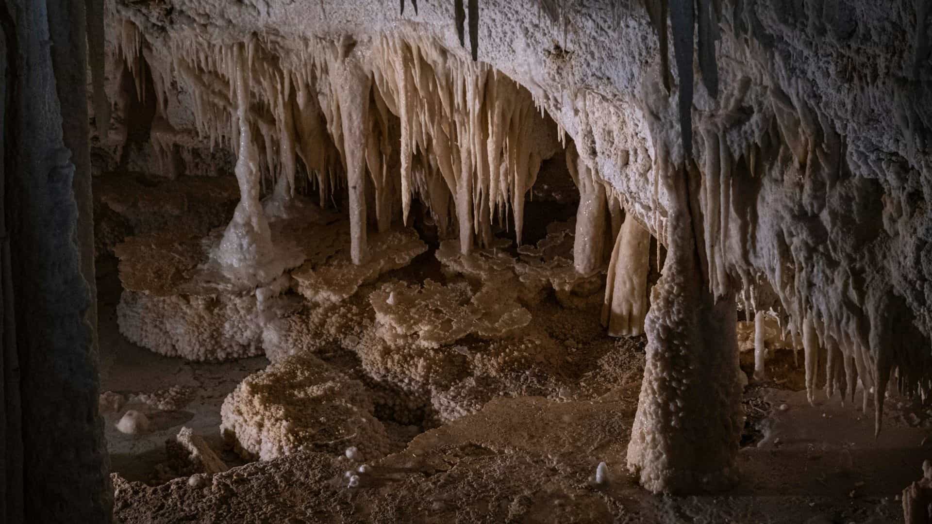 Inneres der Frasassi-Höhlen. Foto von Francesco Ungaro