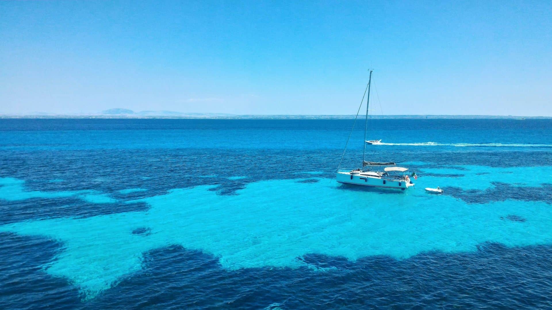 Das Meer von Cala Rossa in Sizilien