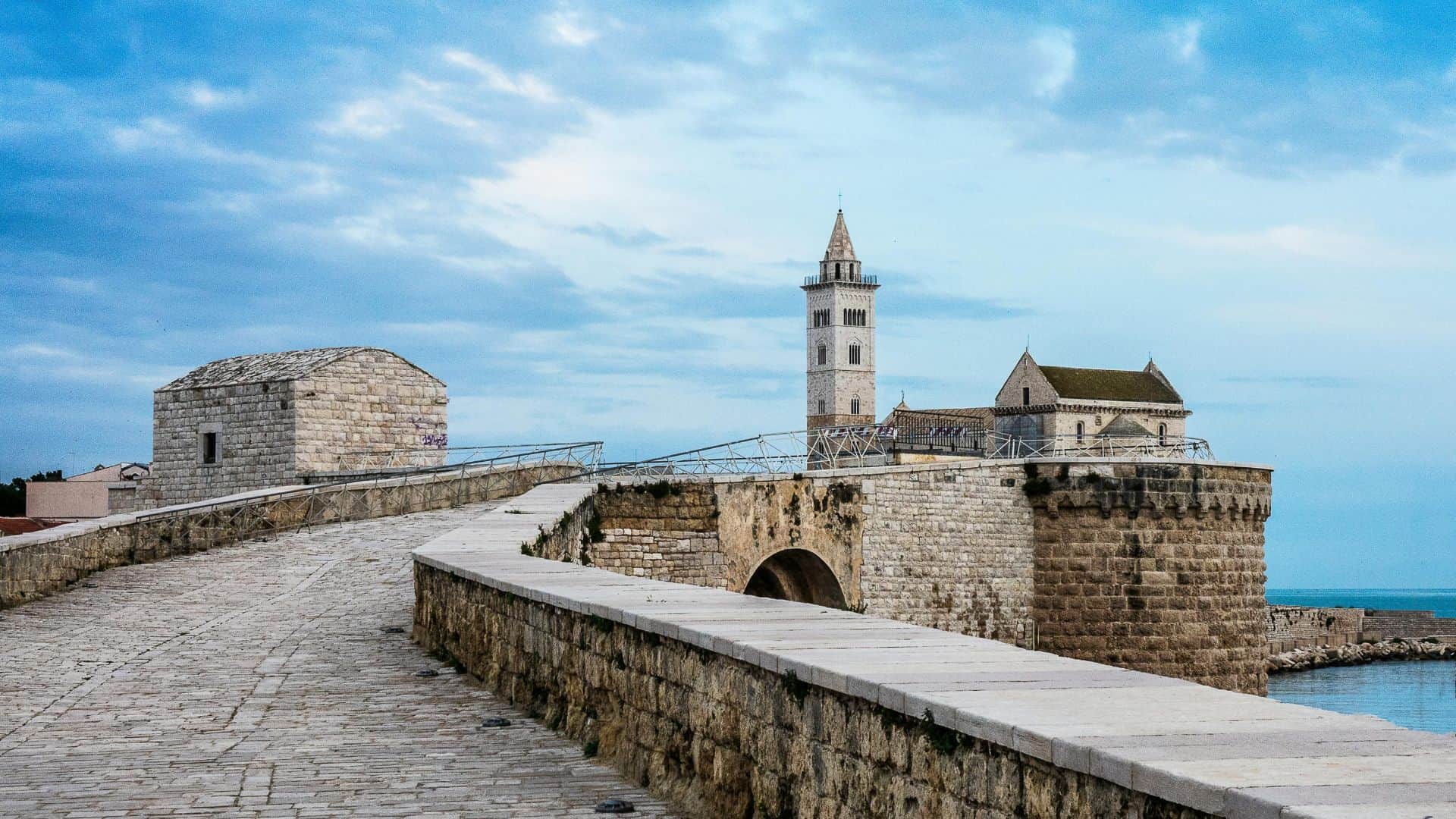 Blick auf die Stadt Trani. Foto von Mike van Schoonderwalt