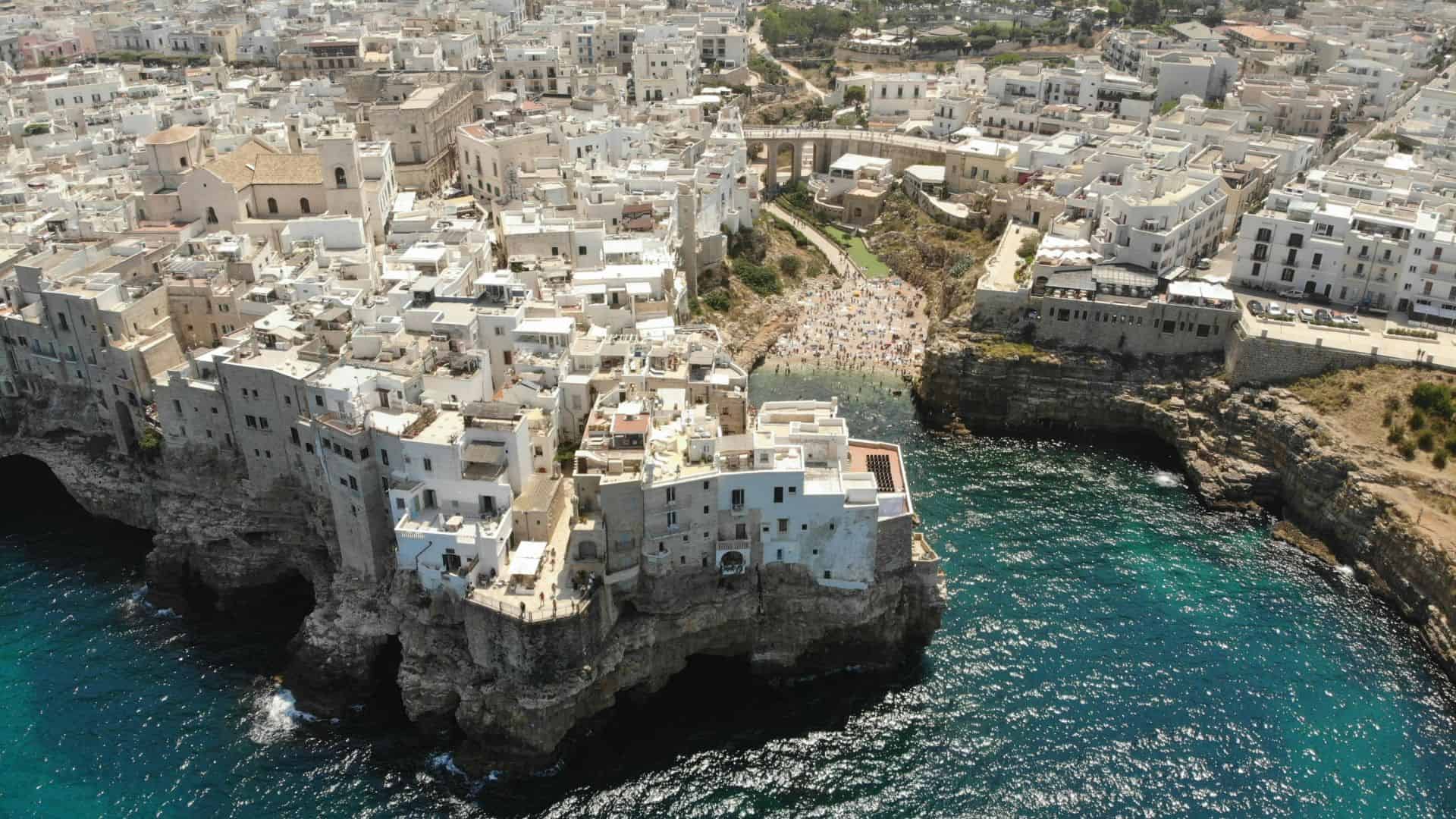 Polignano a Mare von oben gesehen. Foto von Manzoni Studios