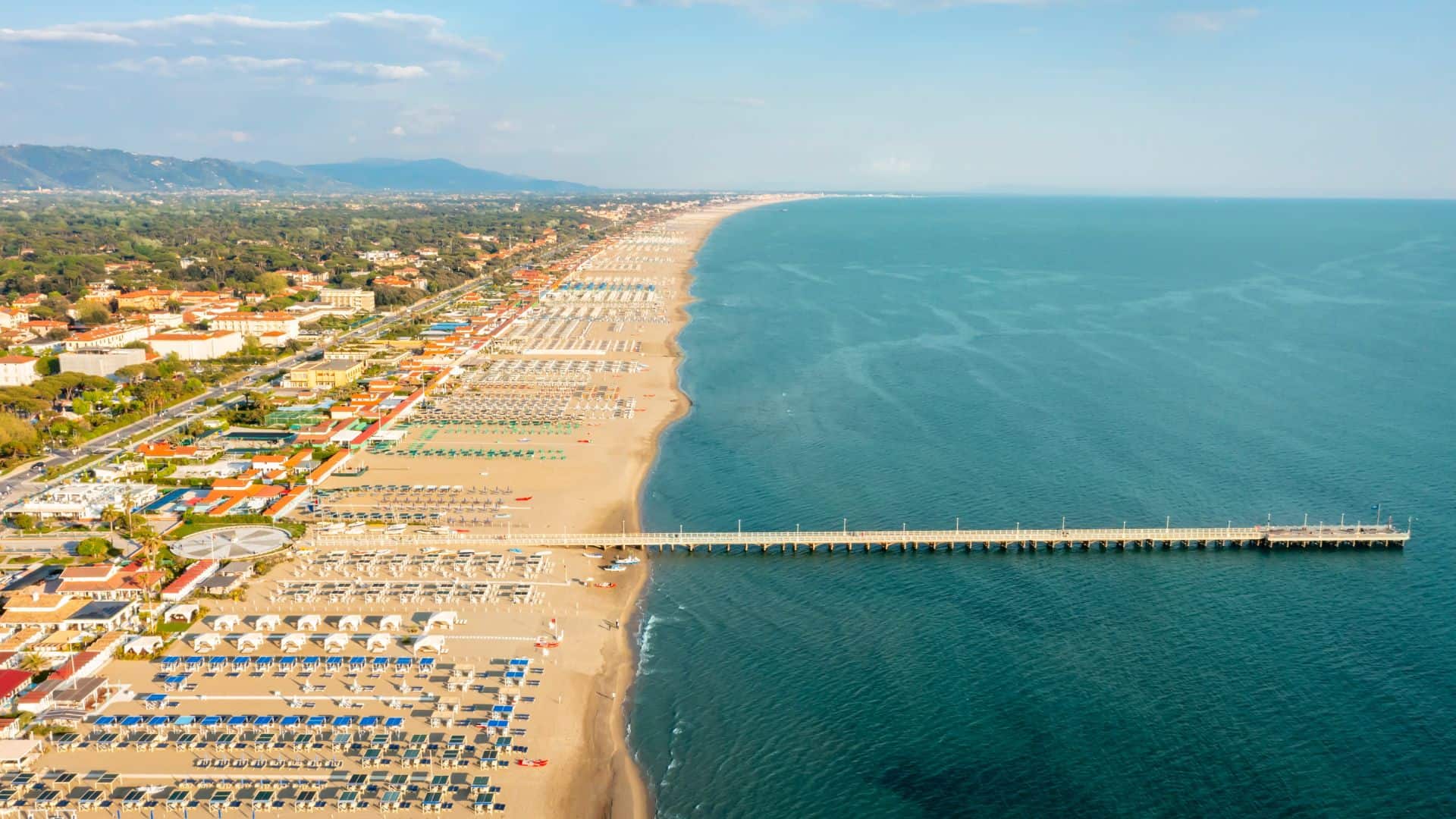 Die Küste der Versilia aus der Vogelperspektive