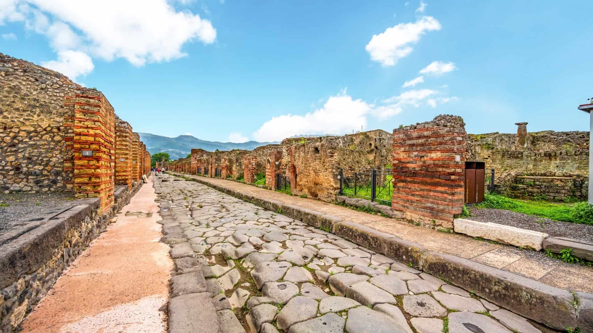 Eine Straße des Archäologischen Parks von Pompeji