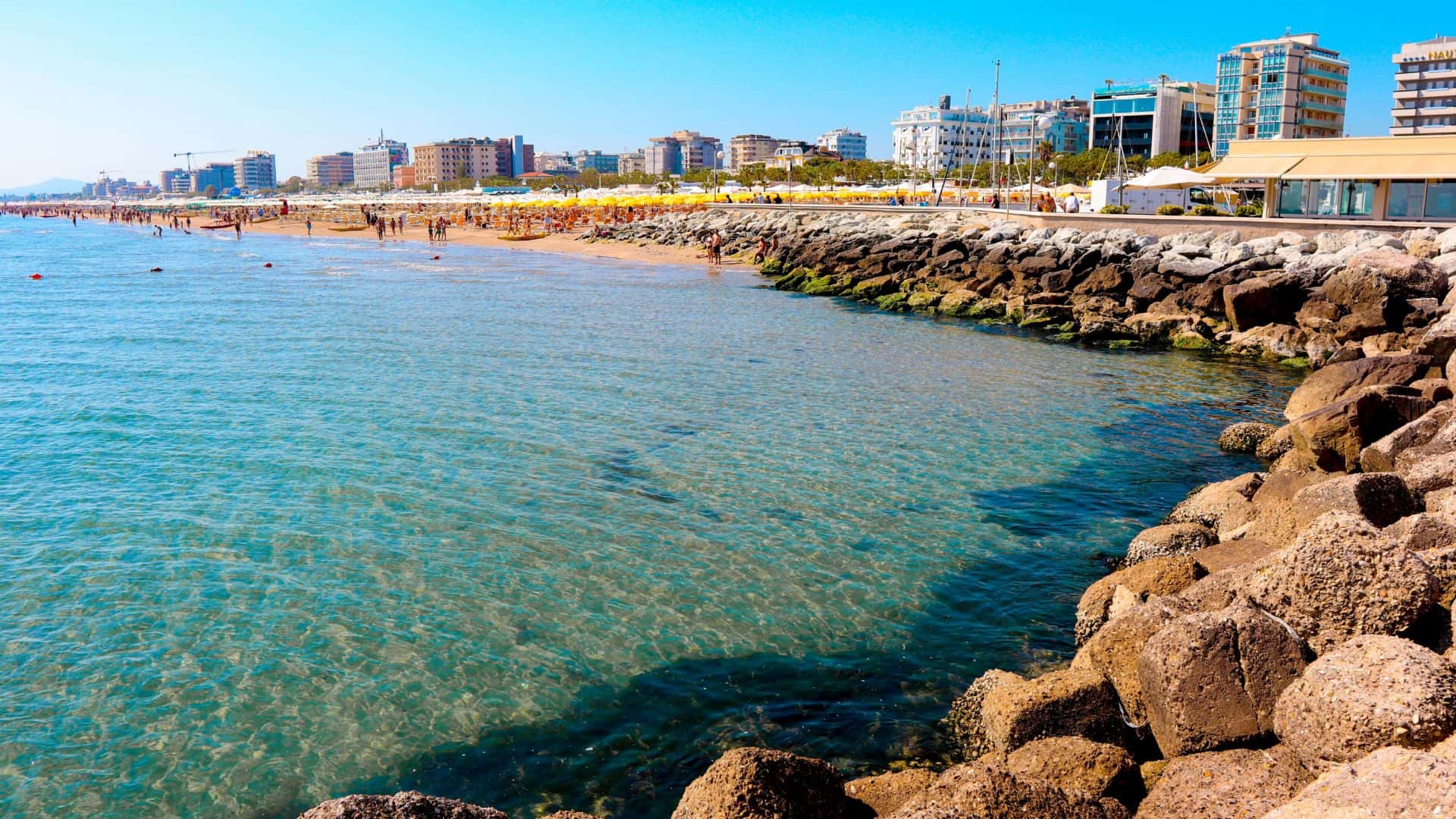 Die Stadt Riccione vom Meer aus gesehen