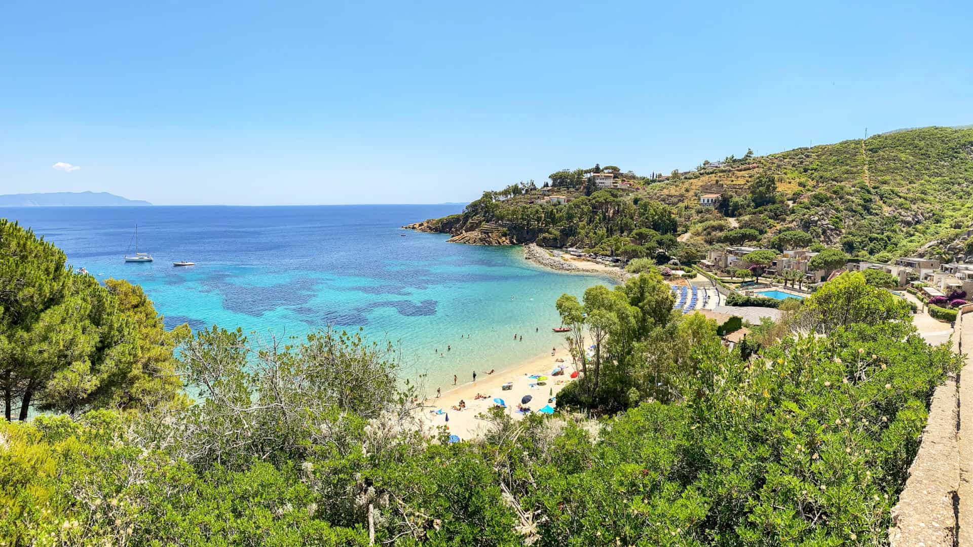 Panoramablick auf den Strand Cannelle auf der Insel Giglio