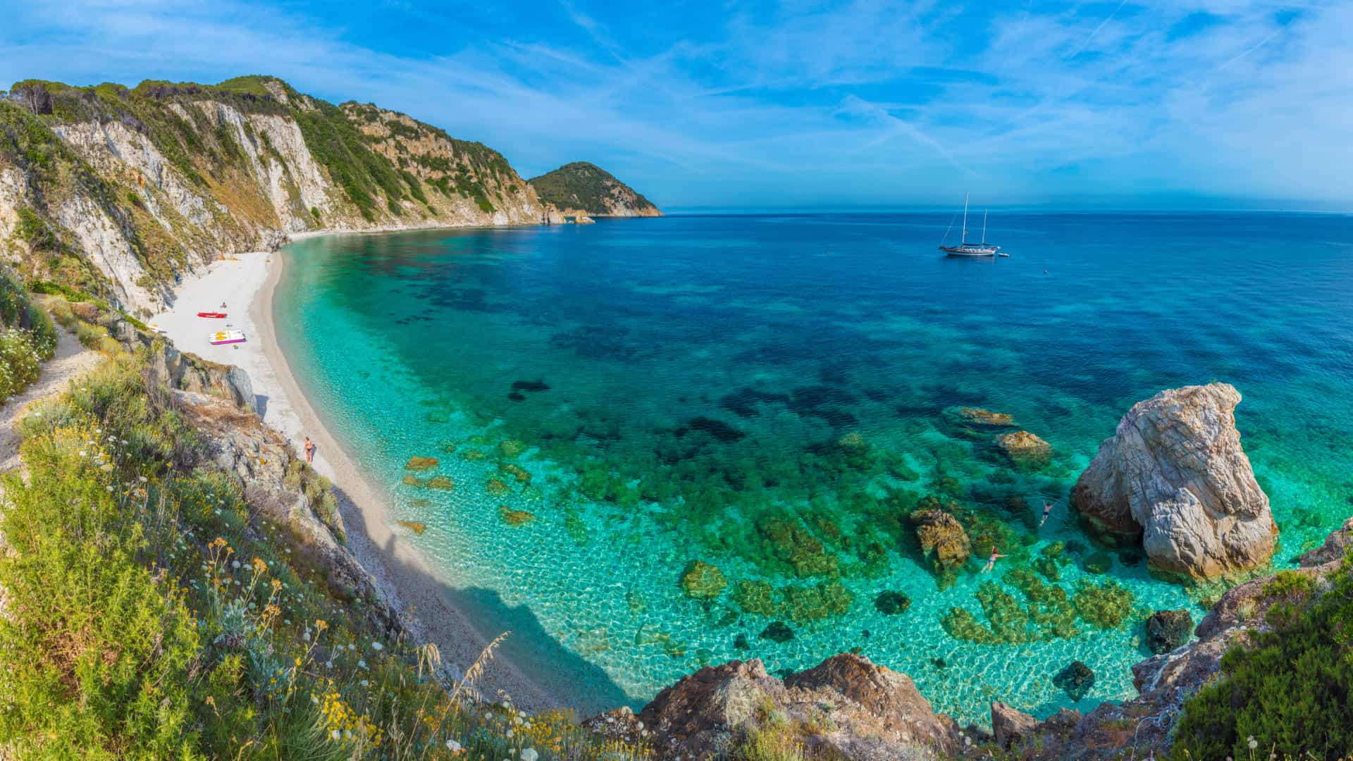 Panoramablick auf den Strand Sansone auf der Insel Elba
