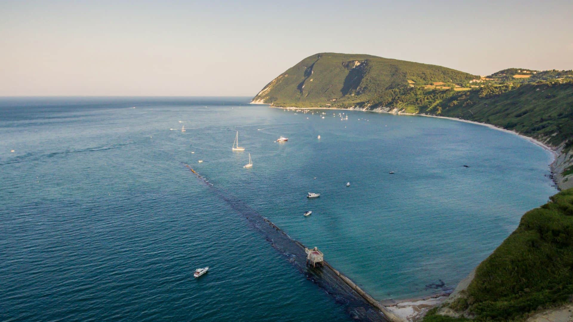 Der Strand von Trave am Conero