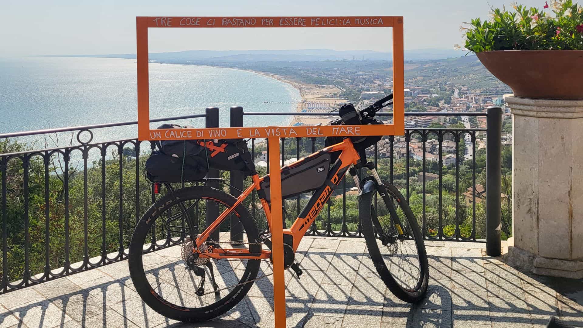 Fahrrad mit der Trabocchi-Küste im Hintergrund