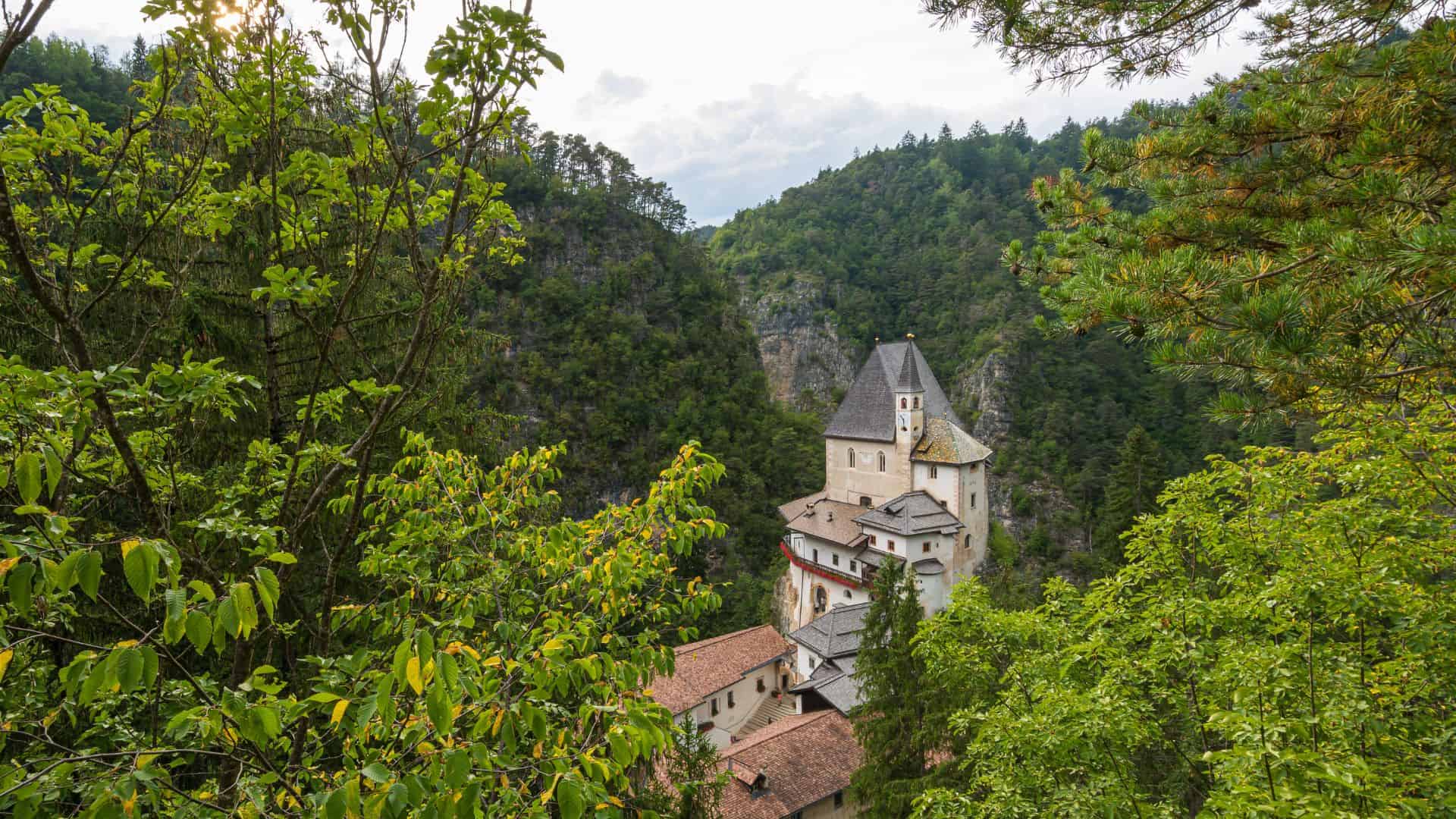 Luftaufnahme des Heiligtums von San Romedio
