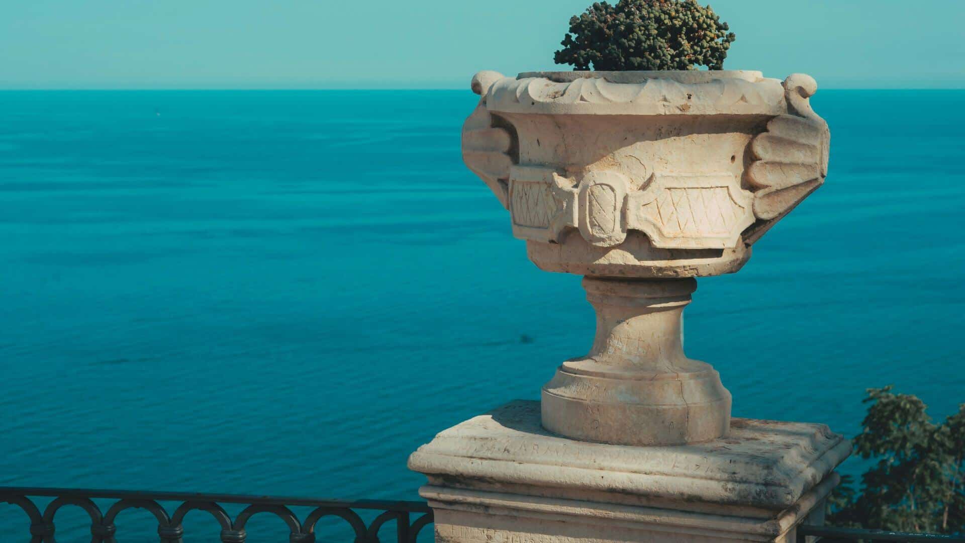 Blick auf das Meer von Acireale in Sizilien