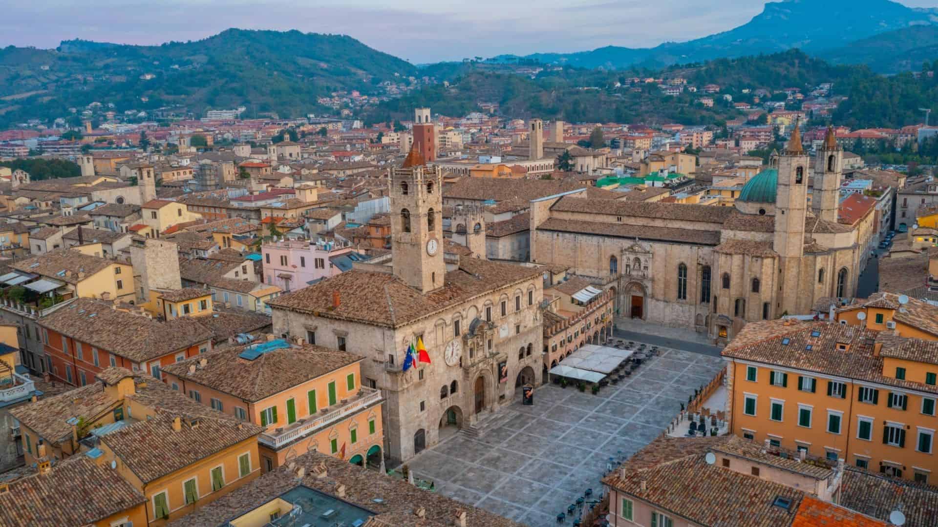 Die Stadt Ascoli Piceno von oben gesehen