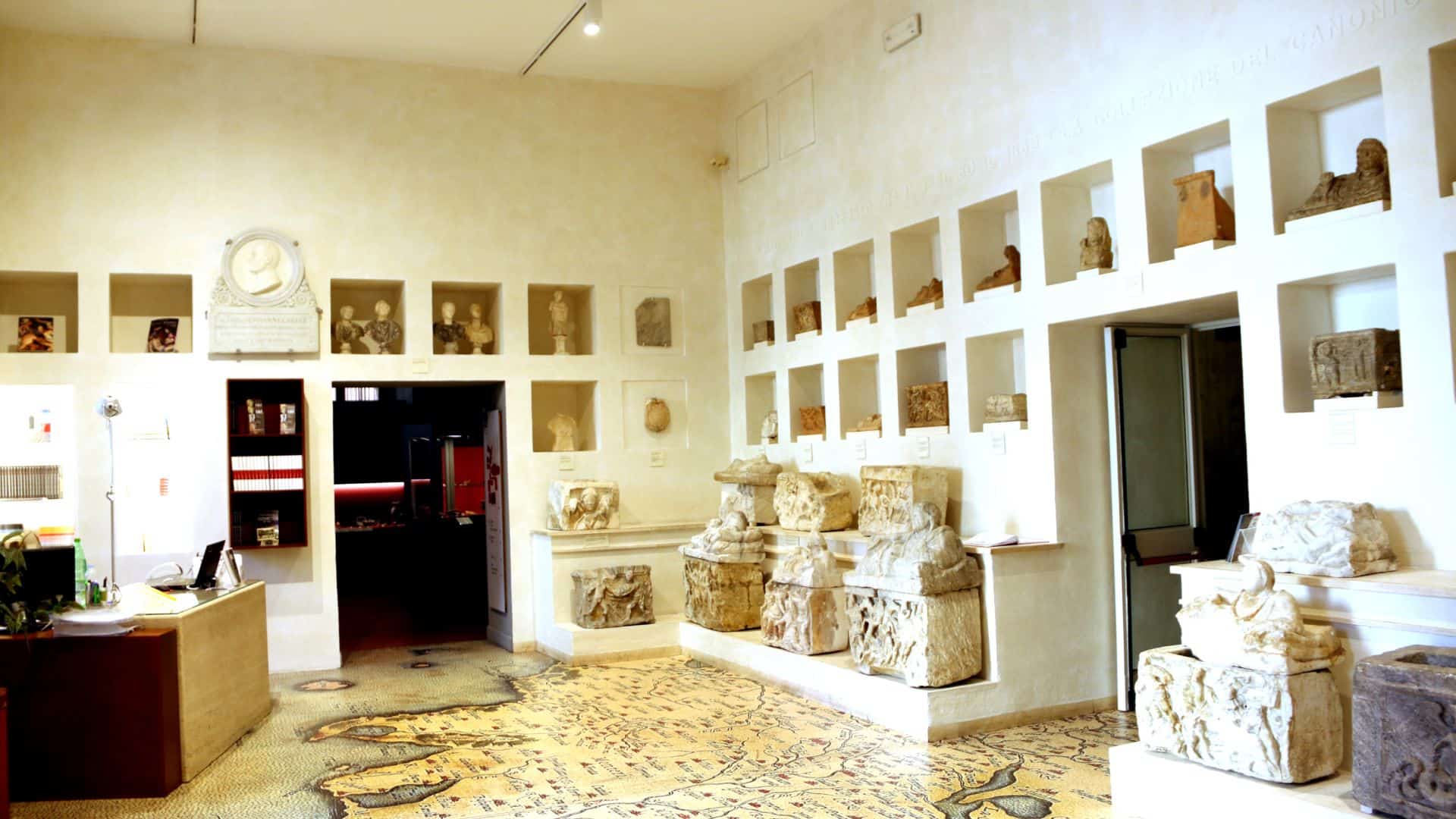 Innenraum des Archäologischen Museums der Maremma