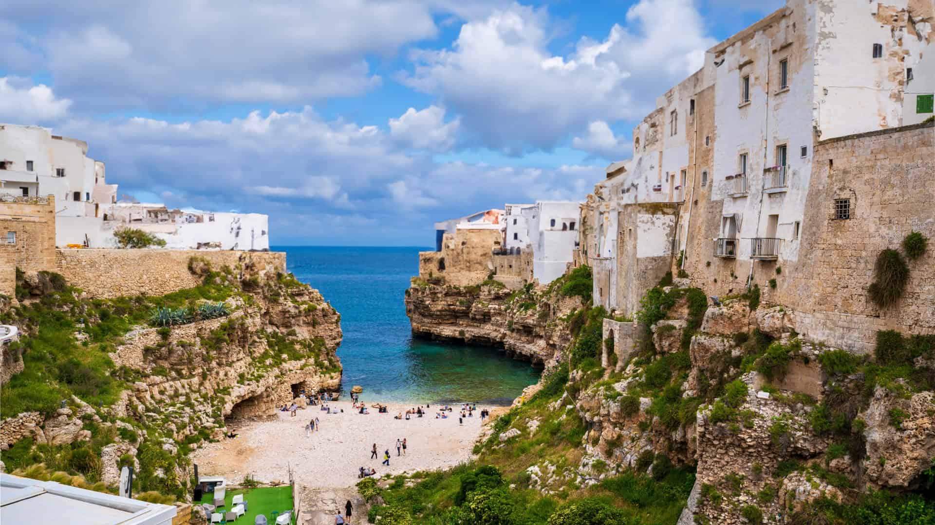 Ein Strand von Polignano a Mare