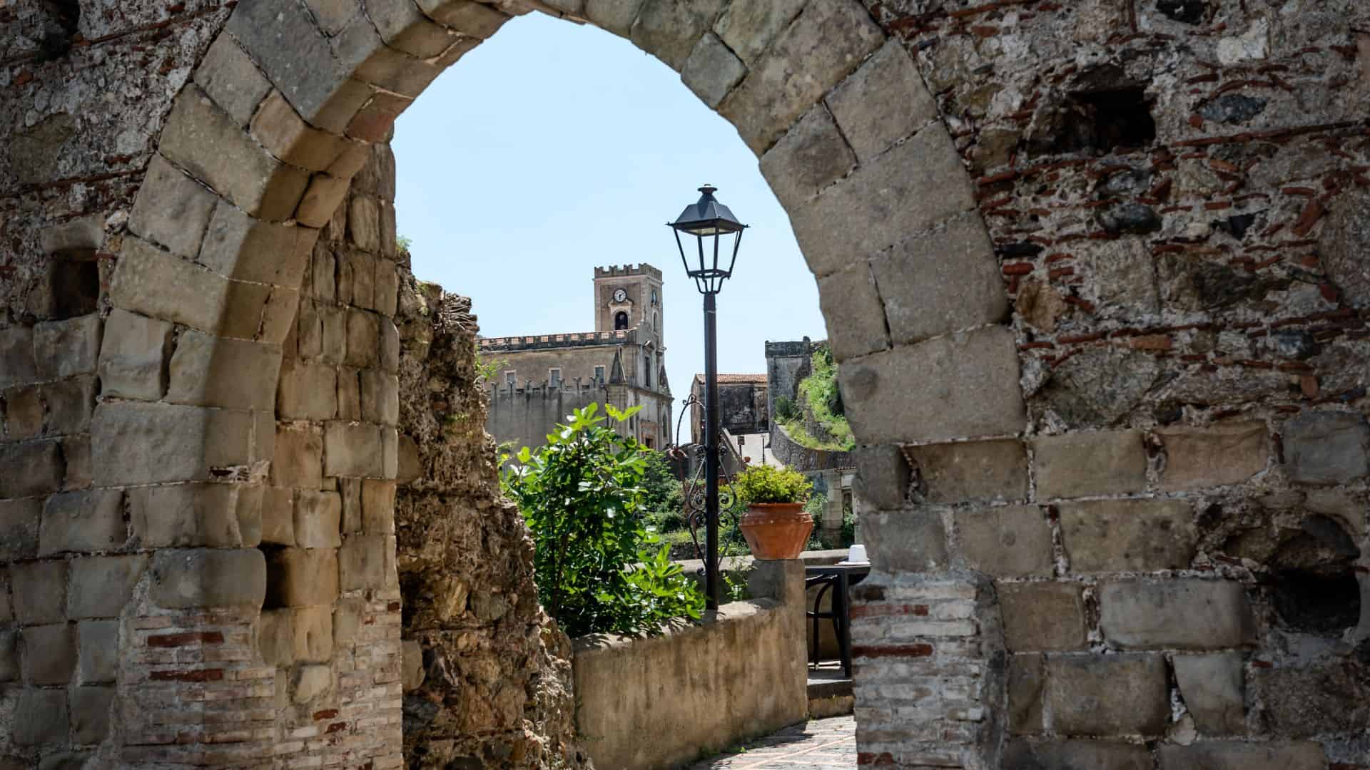 Eine Gasse im Dorf Savoca