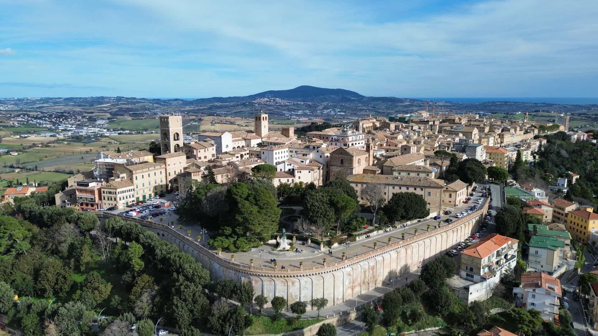 Die Stadt Osimo von oben gesehen