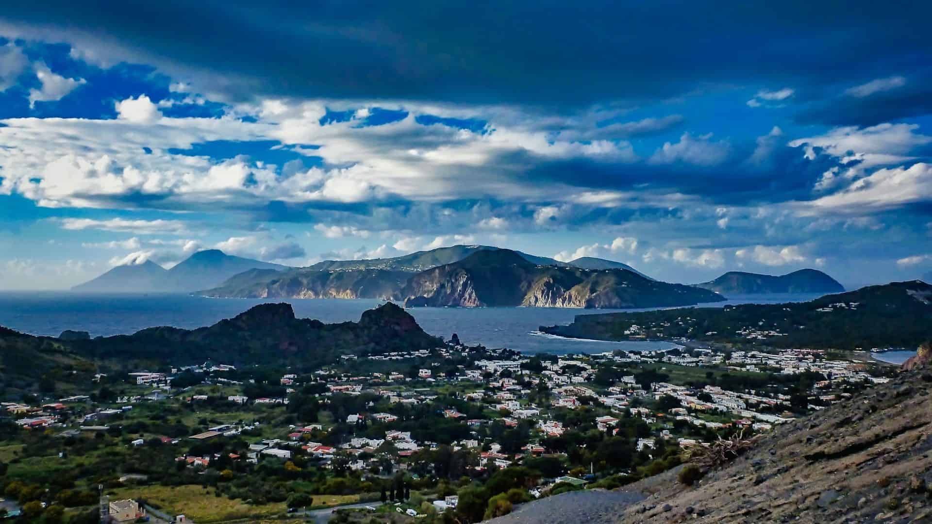 Die Stadt Lipari von oben gesehen. Foto von lyle wilkinson