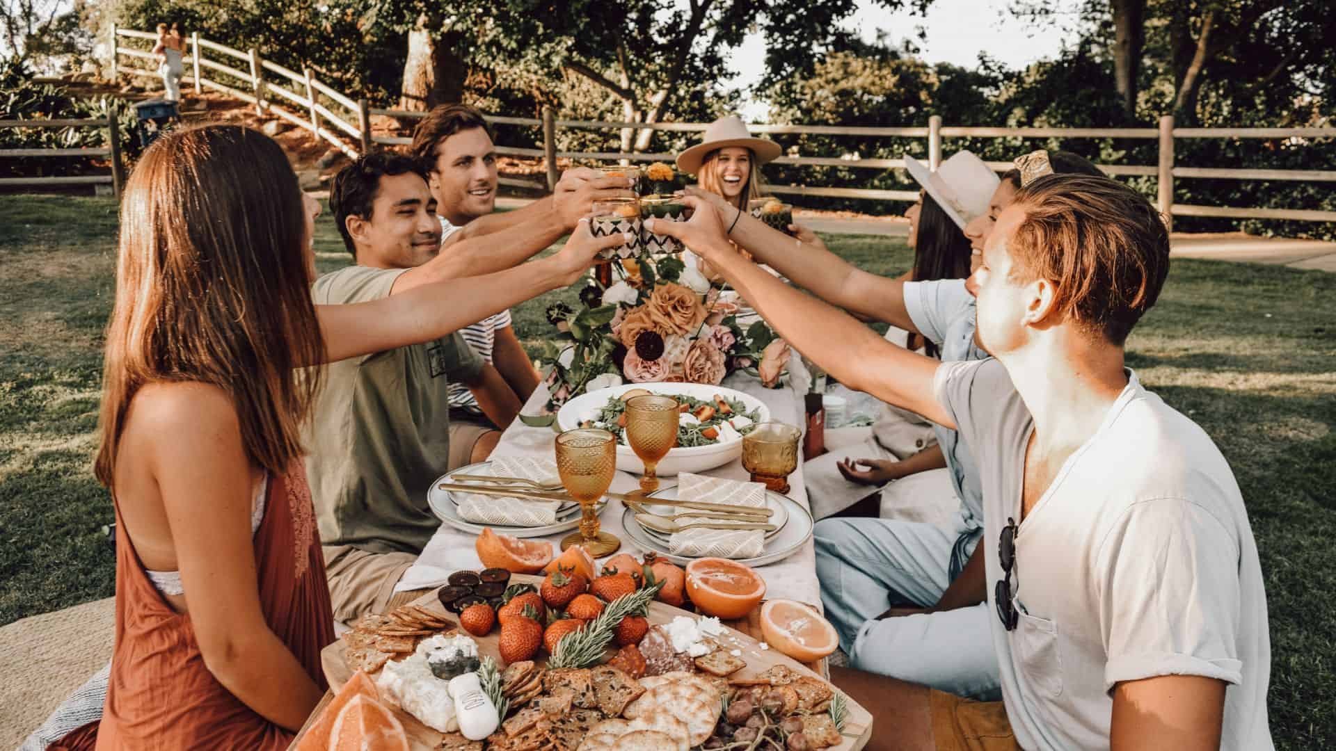 Junge Leute, die gemeinsam im Freien zu Mittag essen. Foto von Nicole Herrero