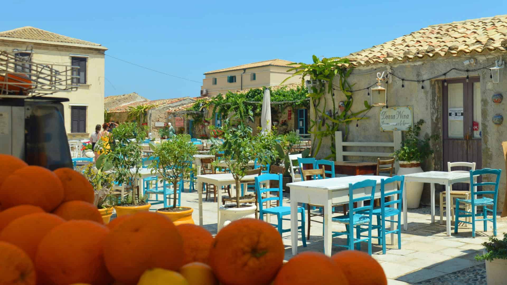 Platz mit Tischen und Stühlen in Marzamemi
