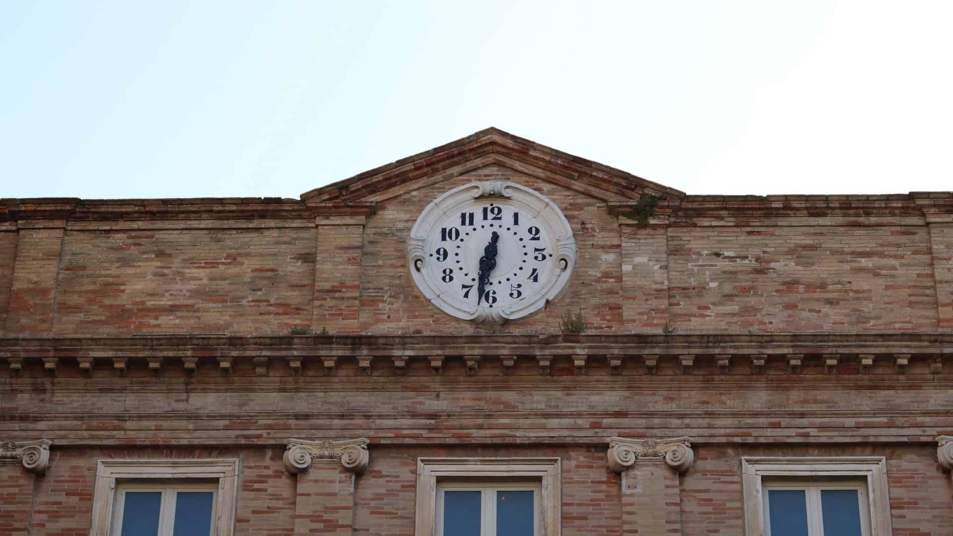 Die Uhr des Rathauses von Loreto
