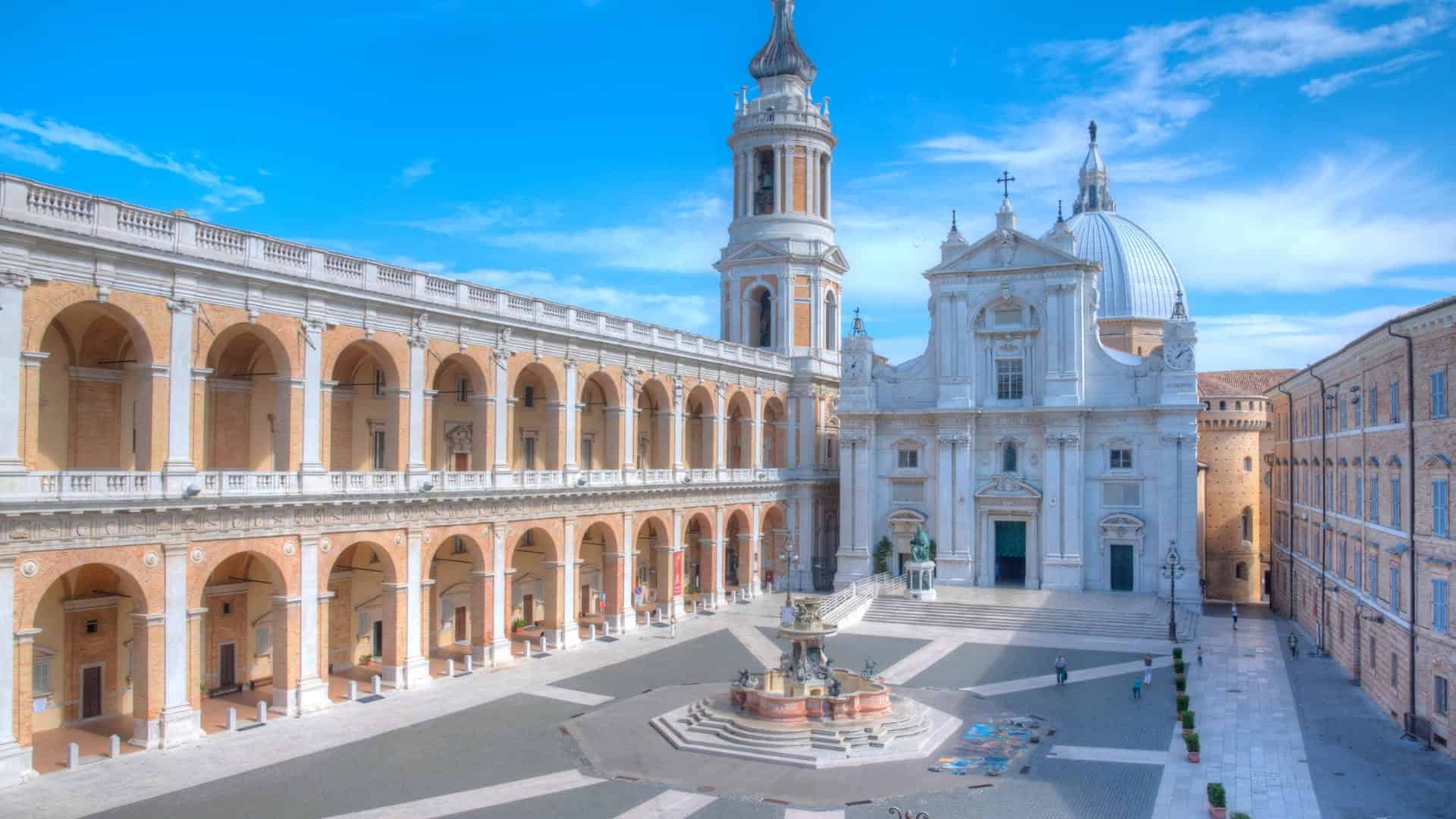 Panoramablick auf den Madonnenplatz in Loreto