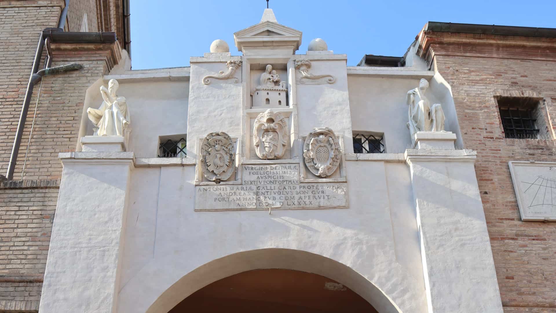 Das Porta Romana von Loreto von unten gesehen. Foto von Parsifall
