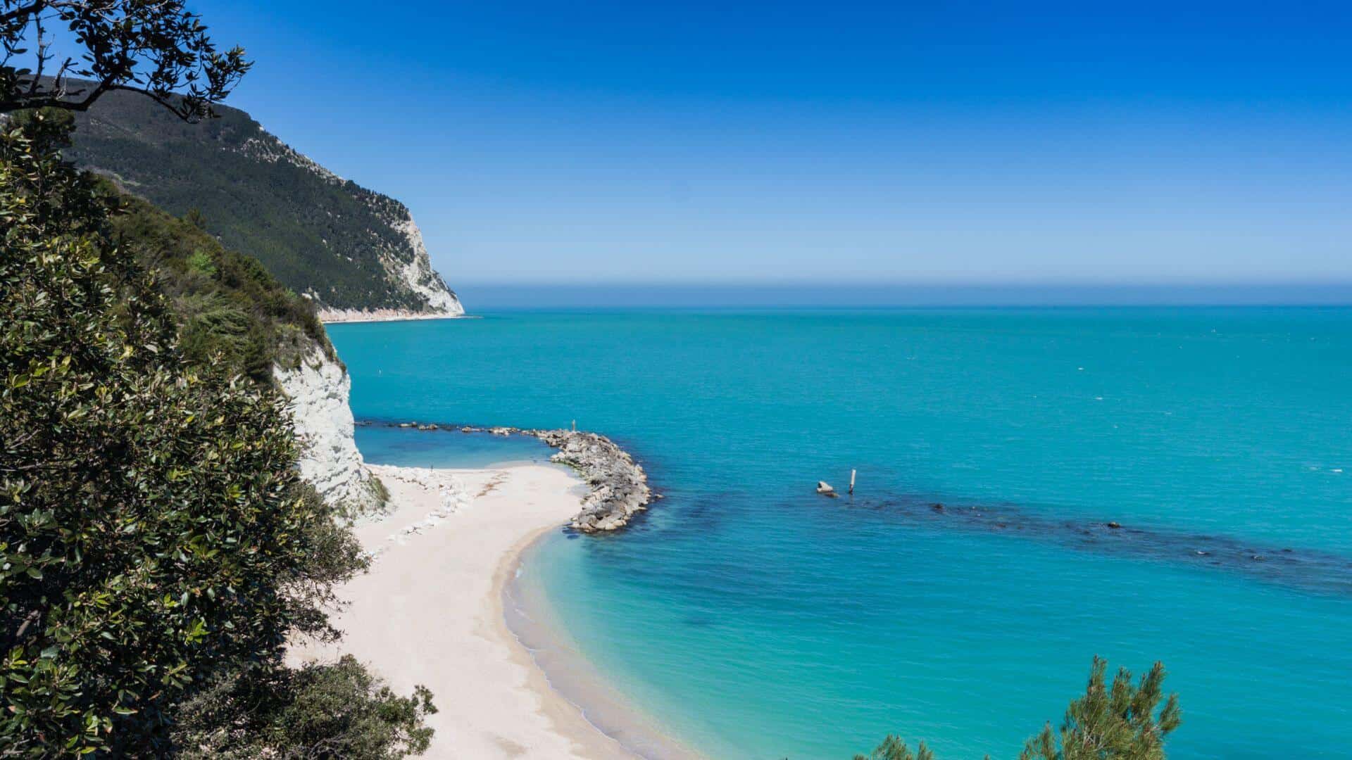 Ein Strand an der Riviera del Conero in den Marken