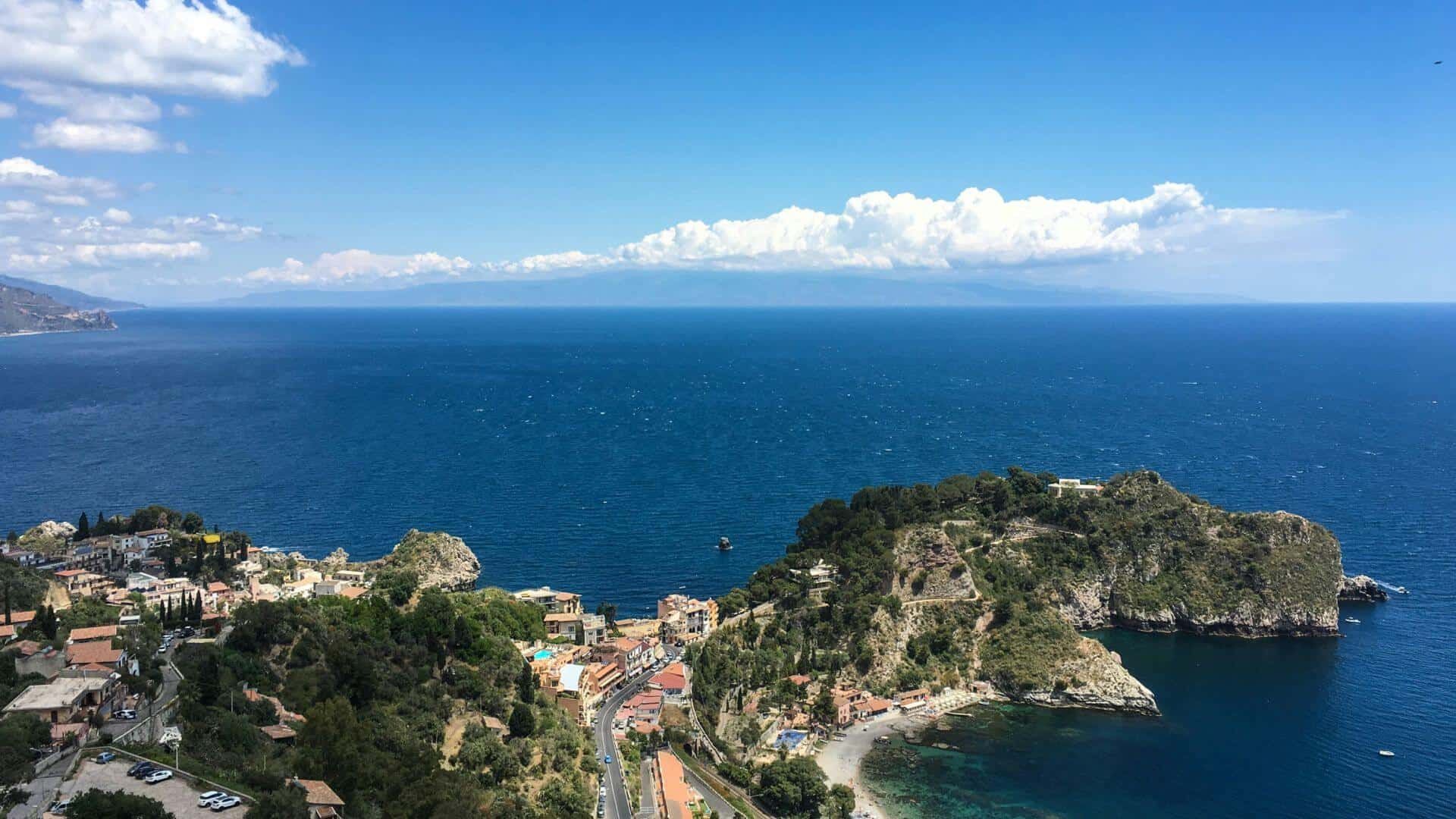 Taormina von oben gesehen. Foto von Maria Bobrova