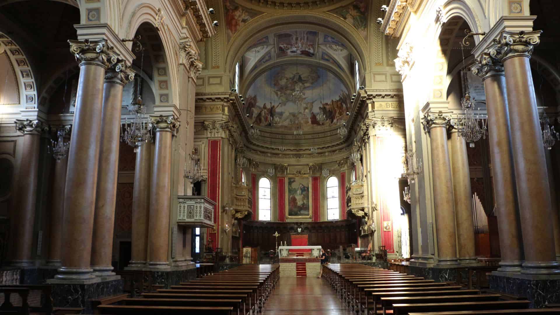 Innenansicht der Kathedrale San Giuliano in Macerata Foto von Saliko