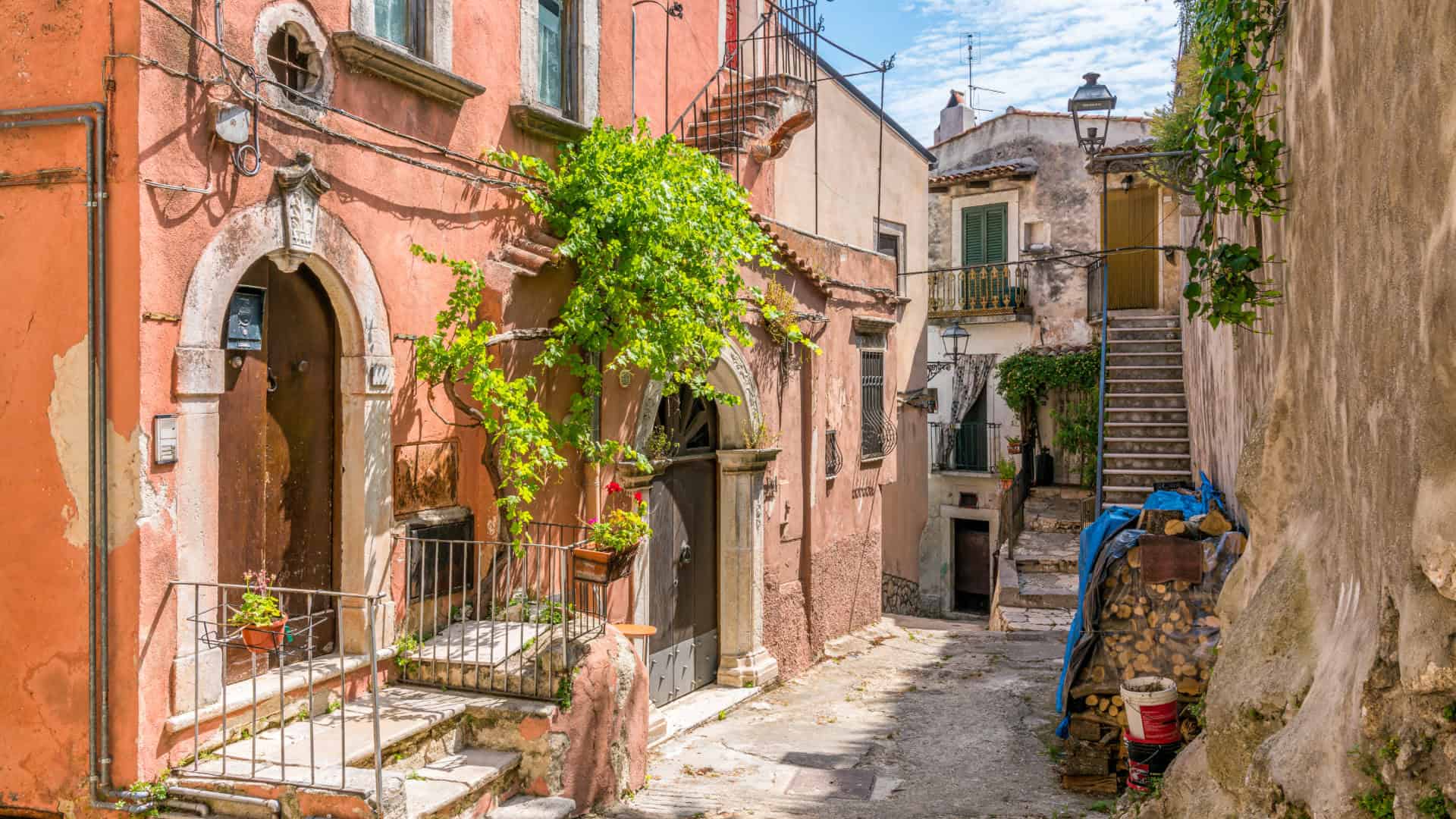Straßen von Vico del Gargano in Apulien