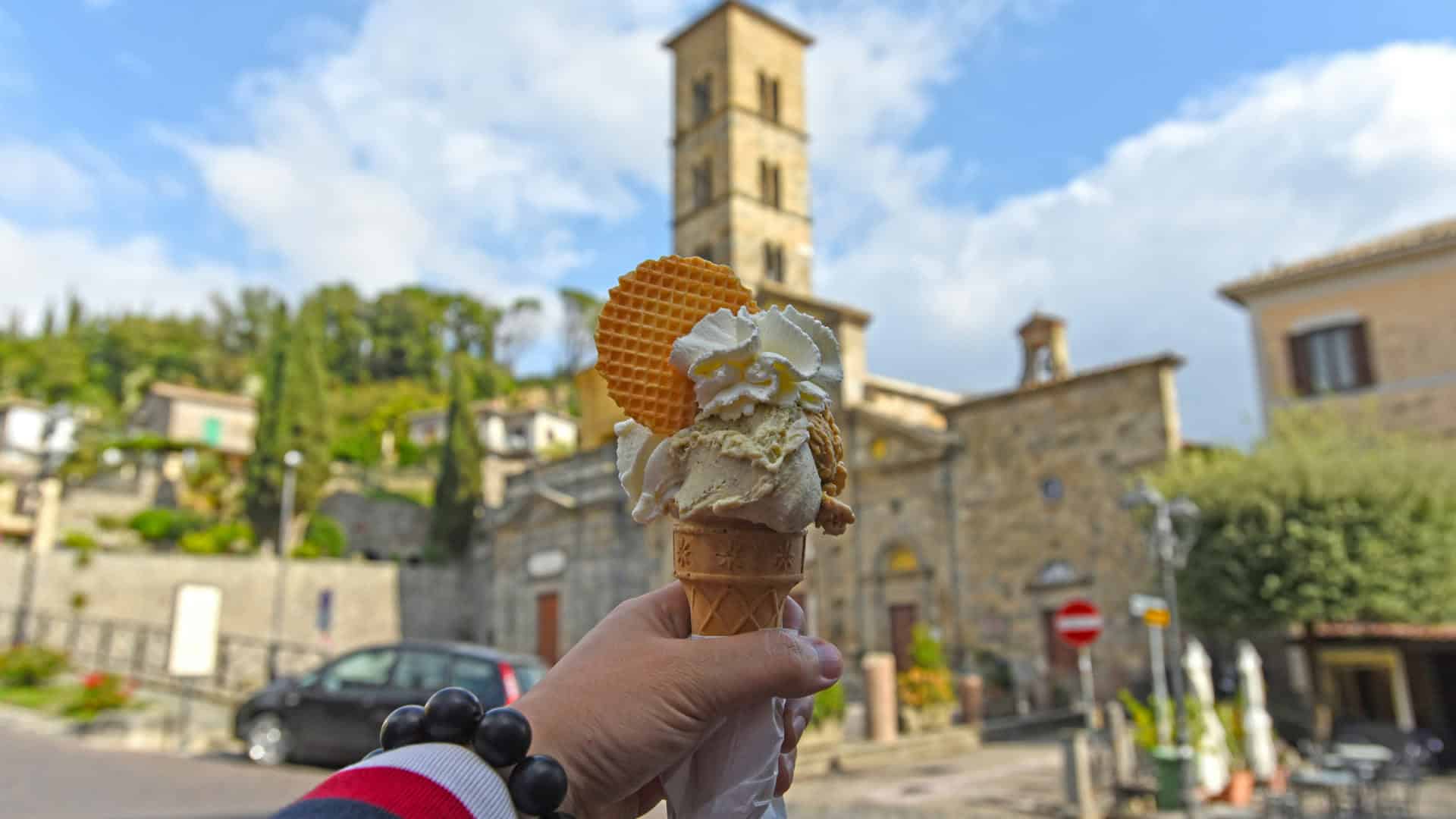 Eine Hand, die ein handgemachtes Eis hält