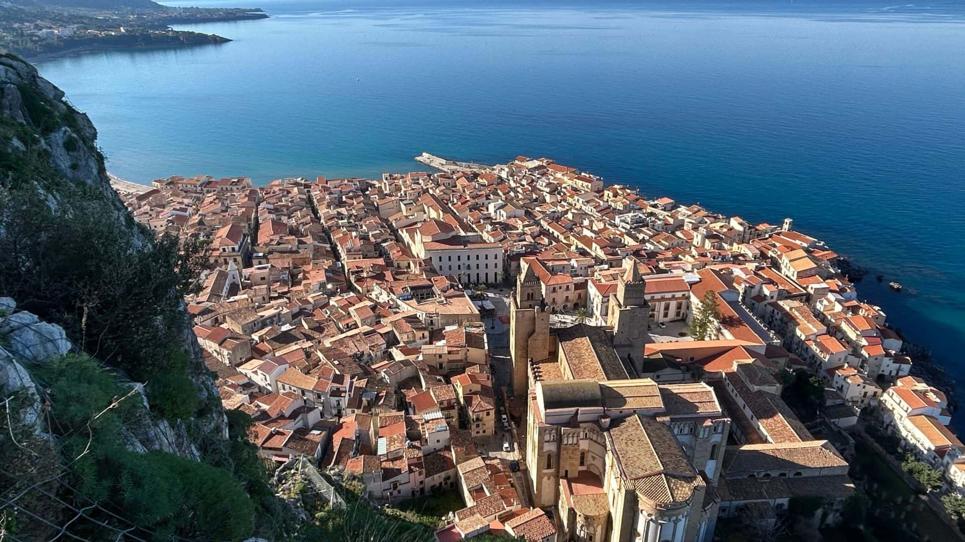 Das Dorf Cefalù von oben gesehen