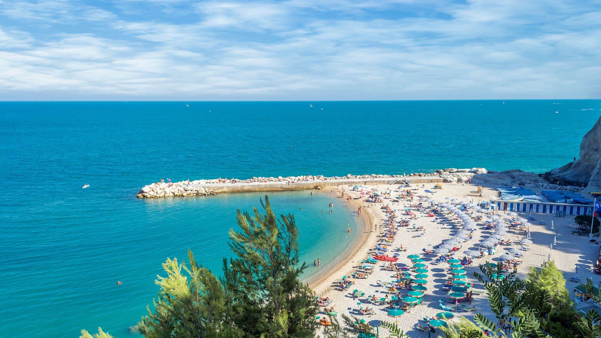 Luftaufnahme eines Strandes in Sirolo