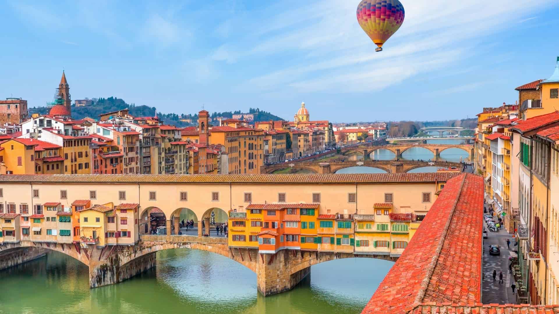 Panoramablick auf Florenz mit einem Heißluftballon im Hintergrund