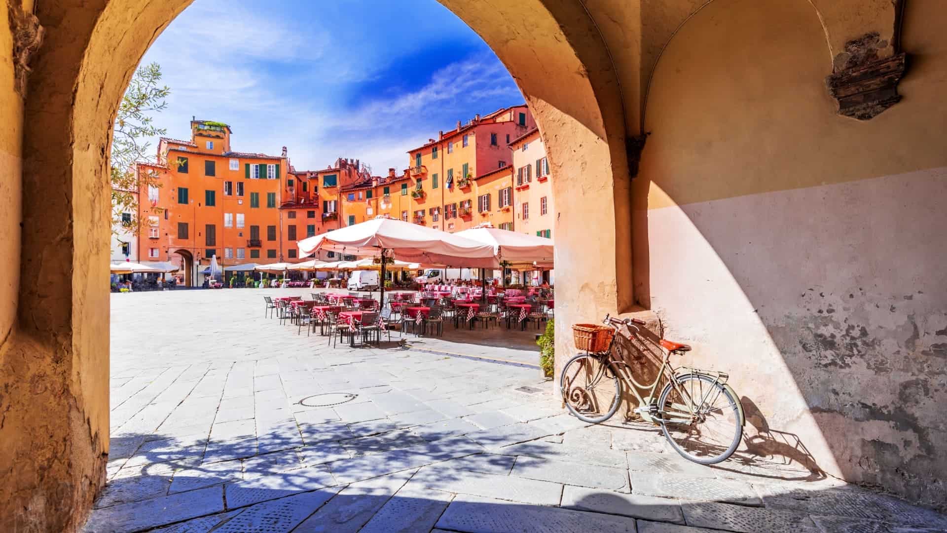 Blick auf einen Platz in Lucca