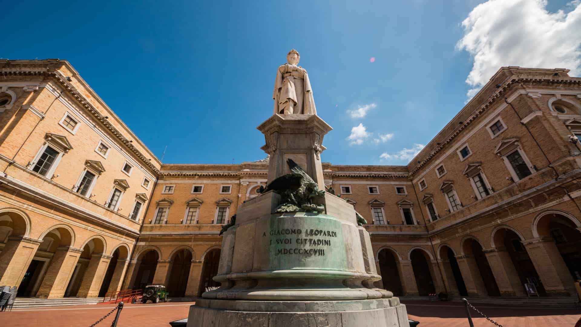 Denkmal für Giacomo Leopardi in Recanati