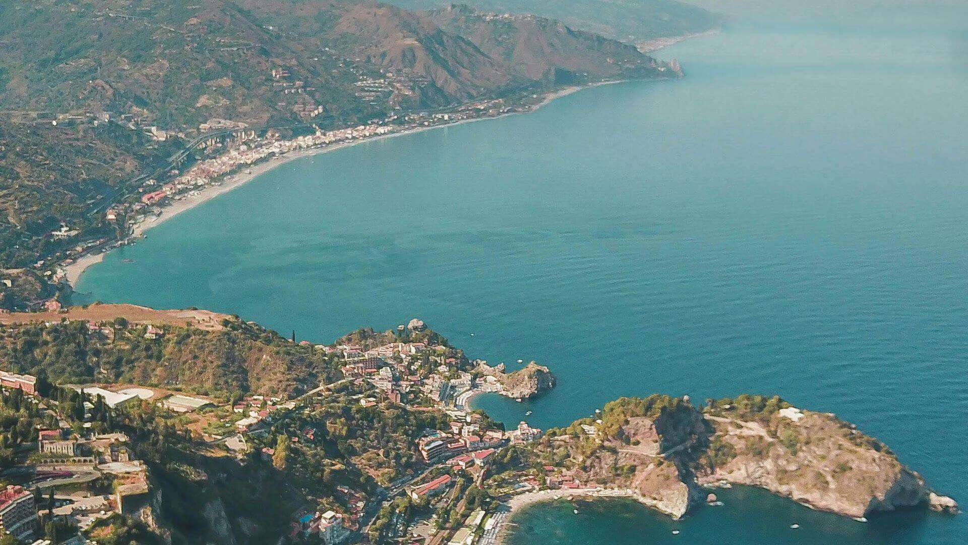 Blick auf Taormina von oben. Foto von Symeon Ekizoglou