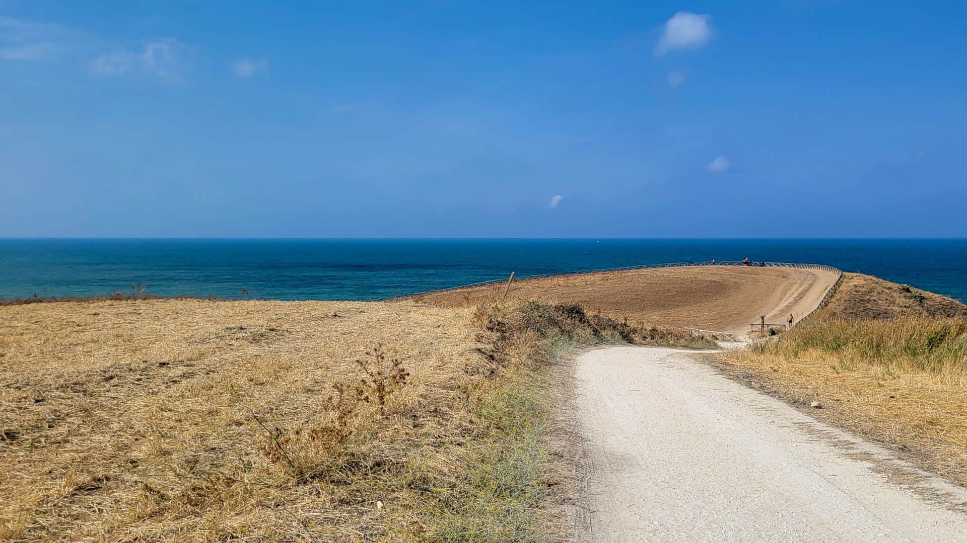 Panorama eines Strandes an der Trabocchi-Riviera
