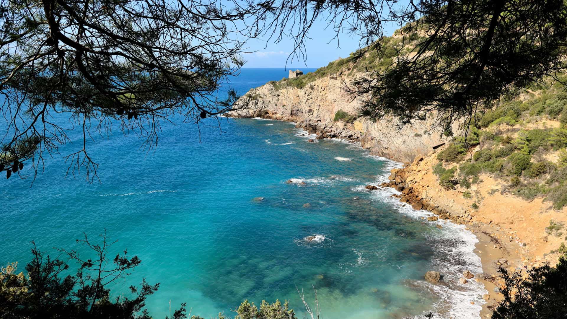 Panoramablick auf Cala del Gesso, einen Sandstrand in der Toskana