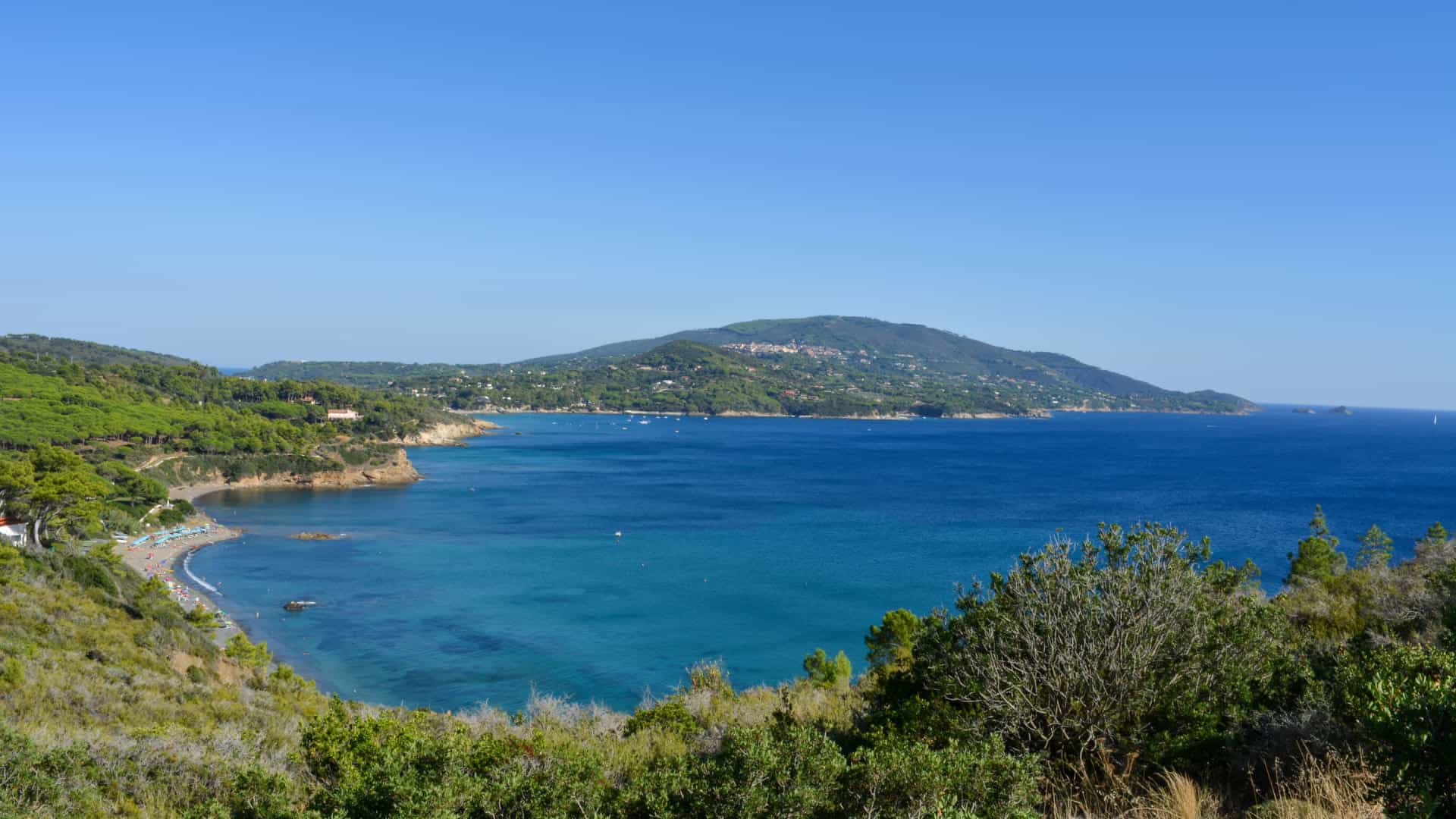 Panoramablick auf den Strand Norsi auf der Insel Elba