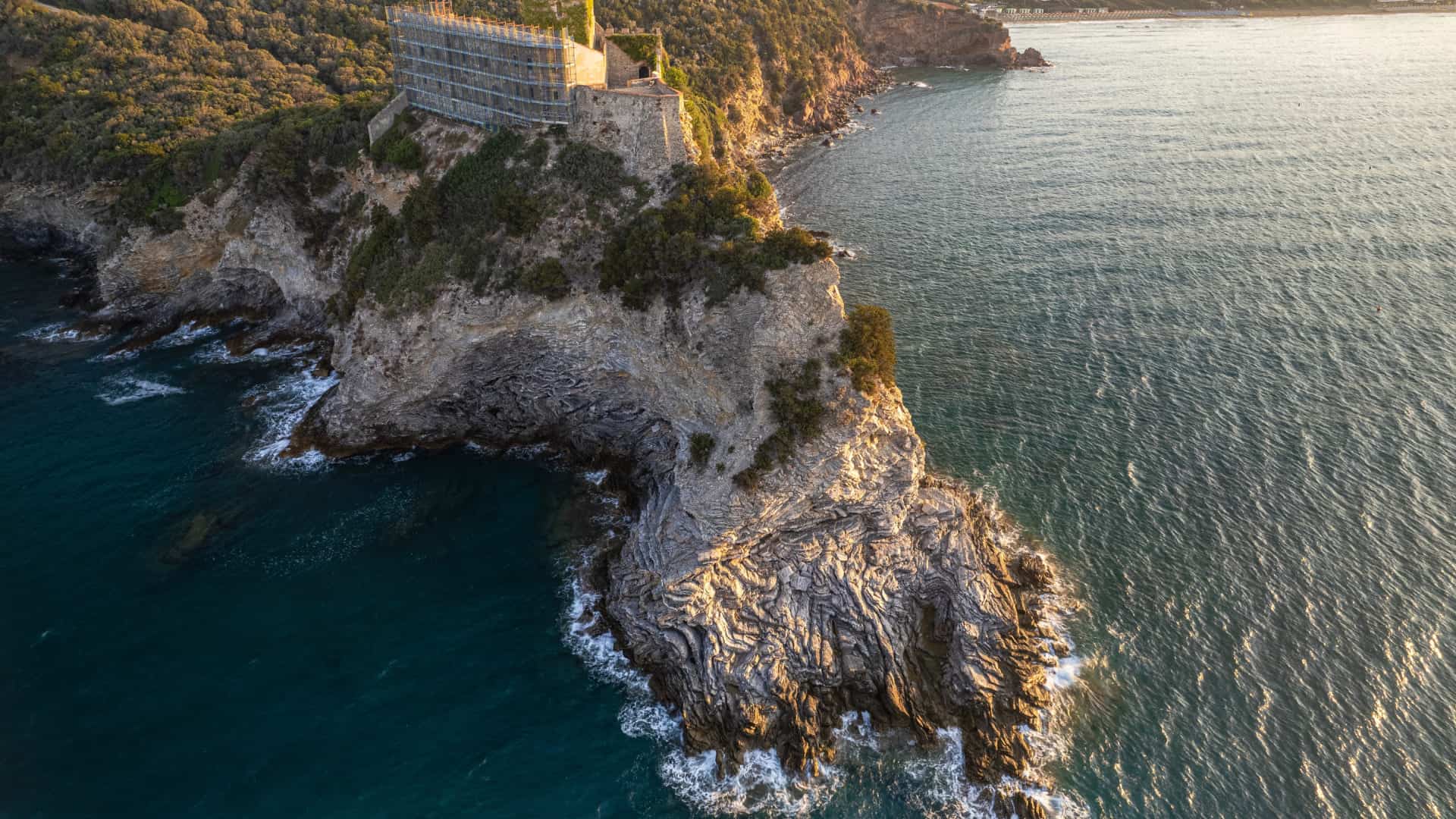 Panoramablick auf den mittelalterlichen Turm in der Nähe des Strandes Le Rocchette in der Toskana