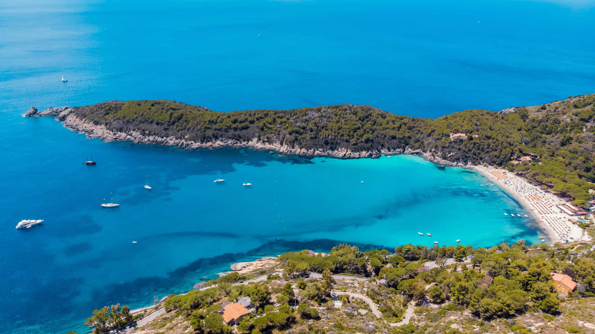 Luftpanoramablick auf Fetovaia, einen Strand auf der Insel Elba