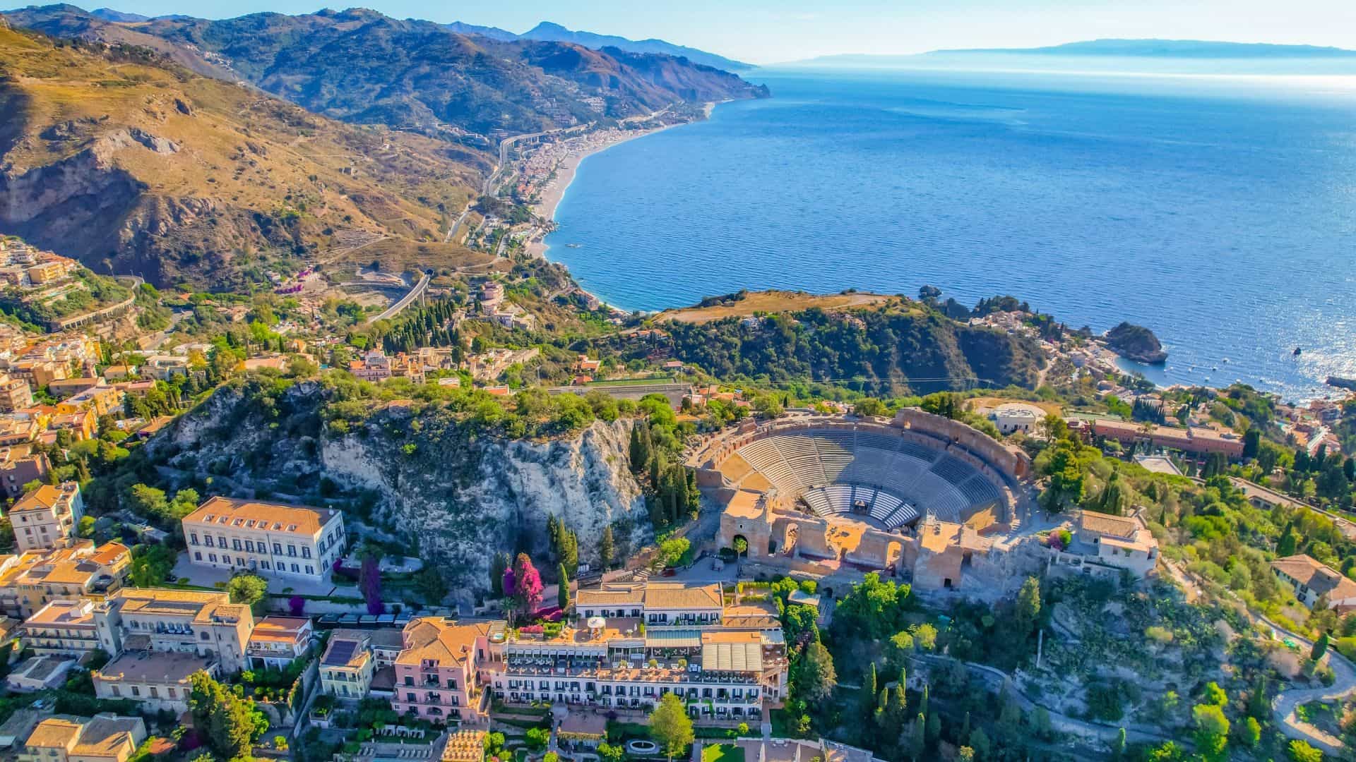 Die Stadt Taormina von oben gesehen