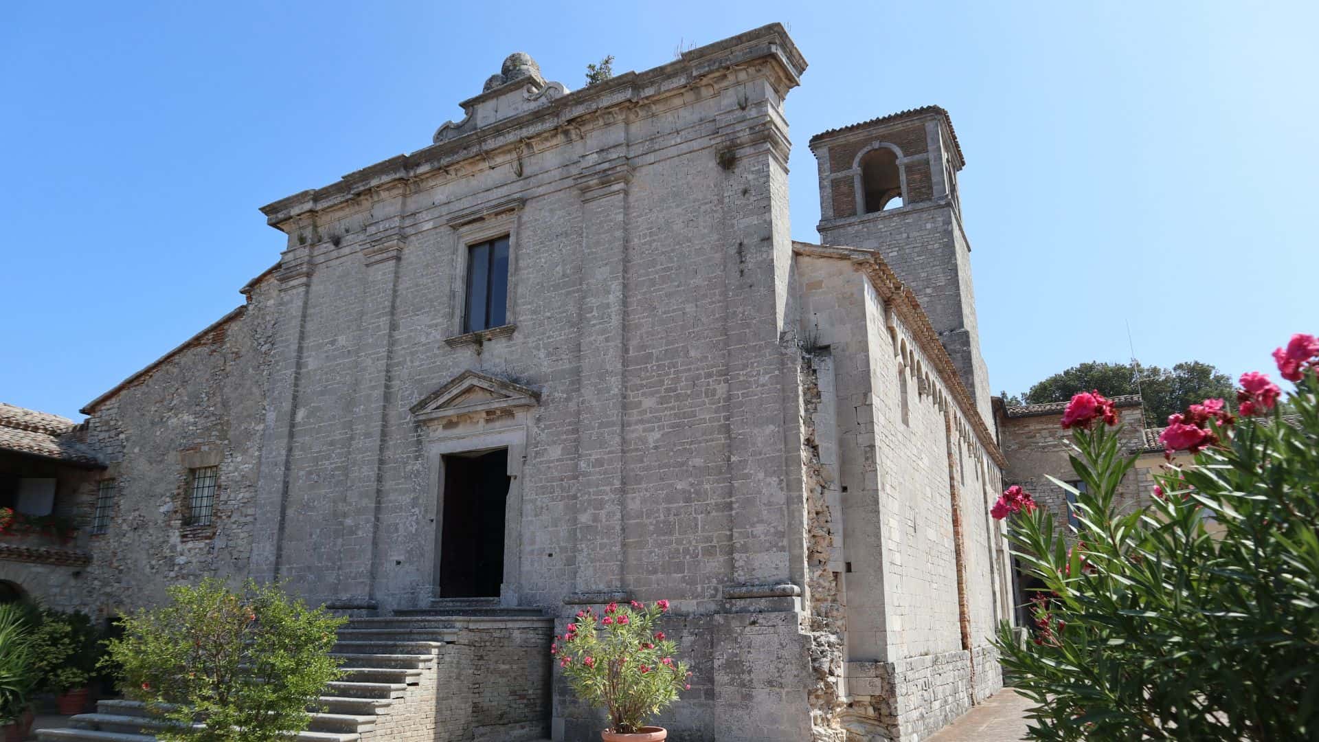 Fassade der Abbadia San Pietro al Conero. Foto von Parsifall