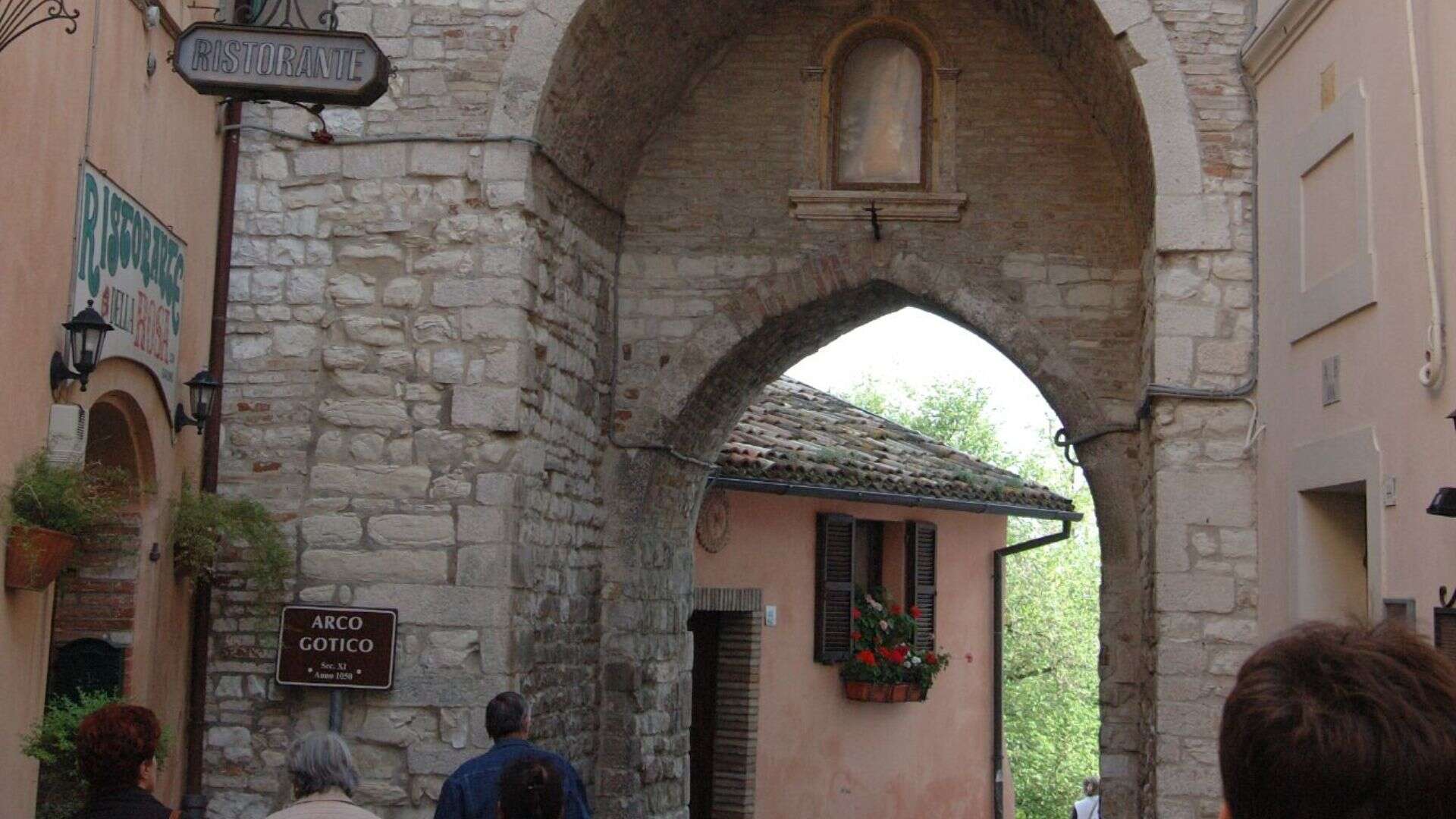 Der gotische Bogen in Sirolo. Foto von gaspa