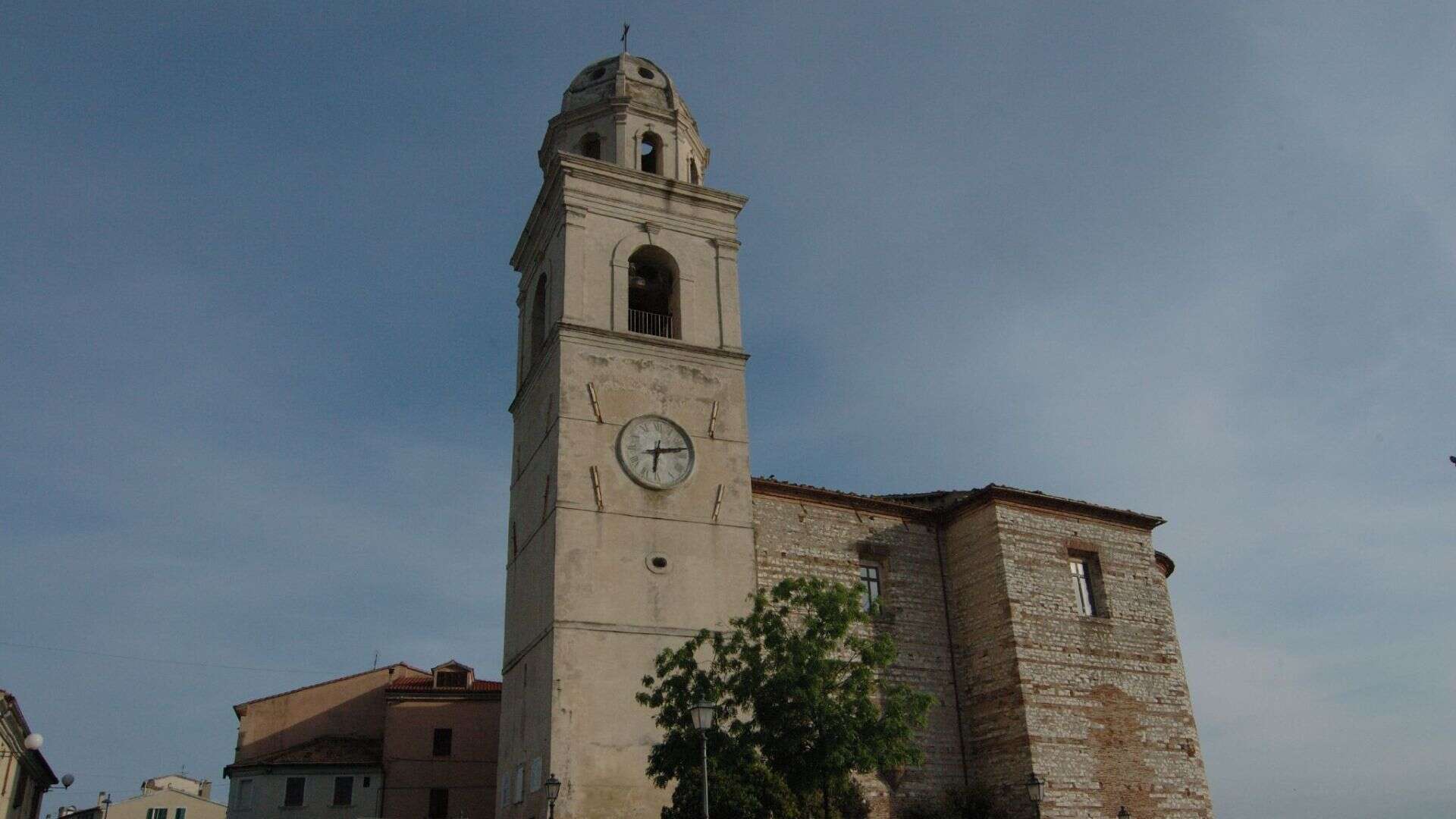Kirche San Nicola di Bari in Sirolo. Foto von gaspa