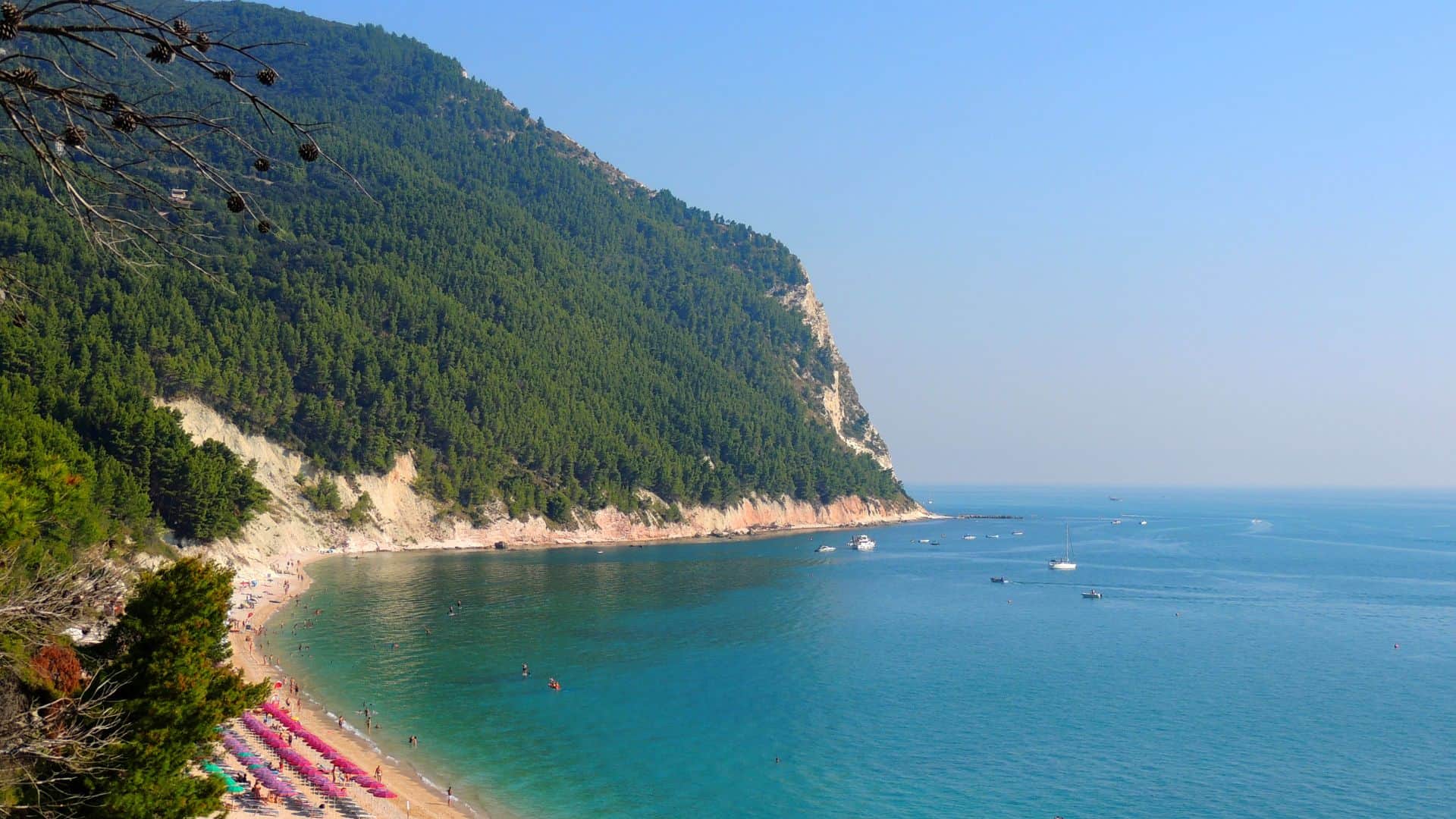 Panoramablick auf den Strand San Michele