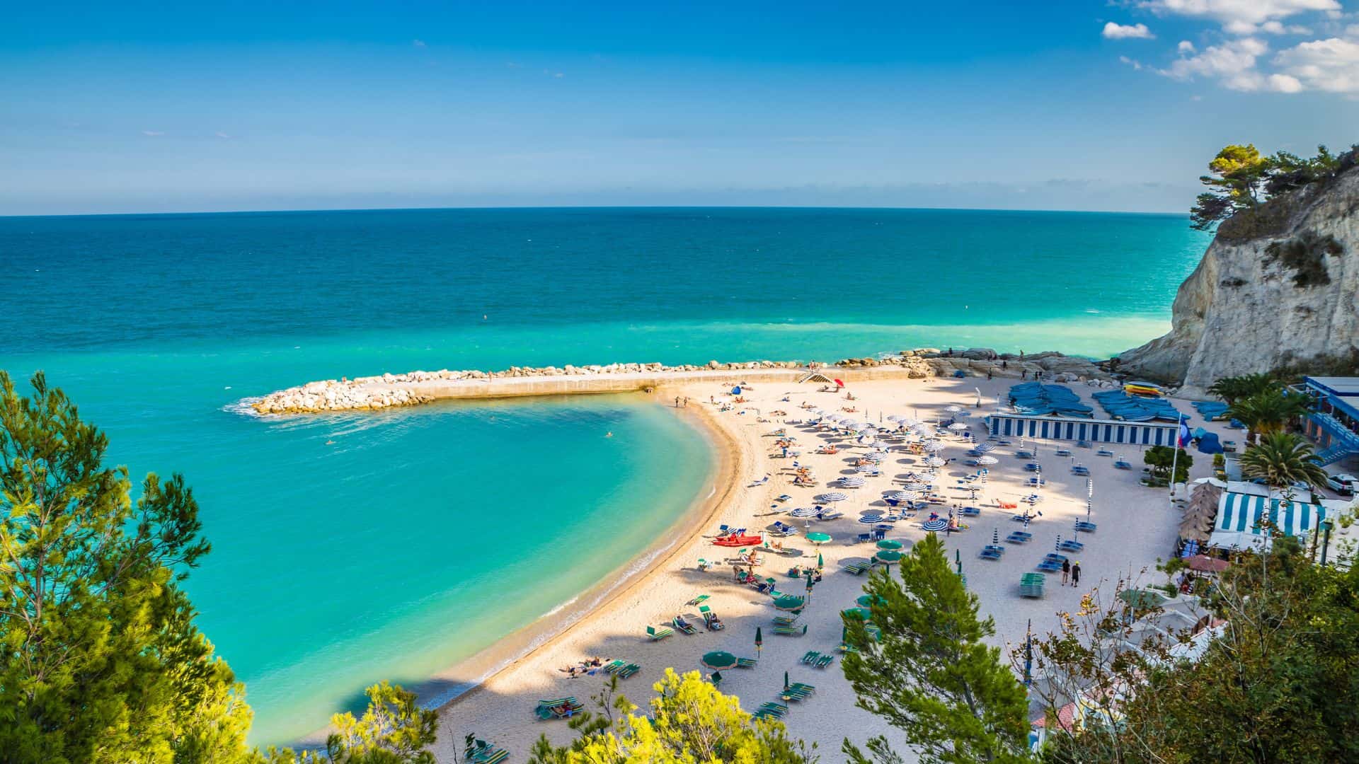 Panoramablick auf den Strand Urbani