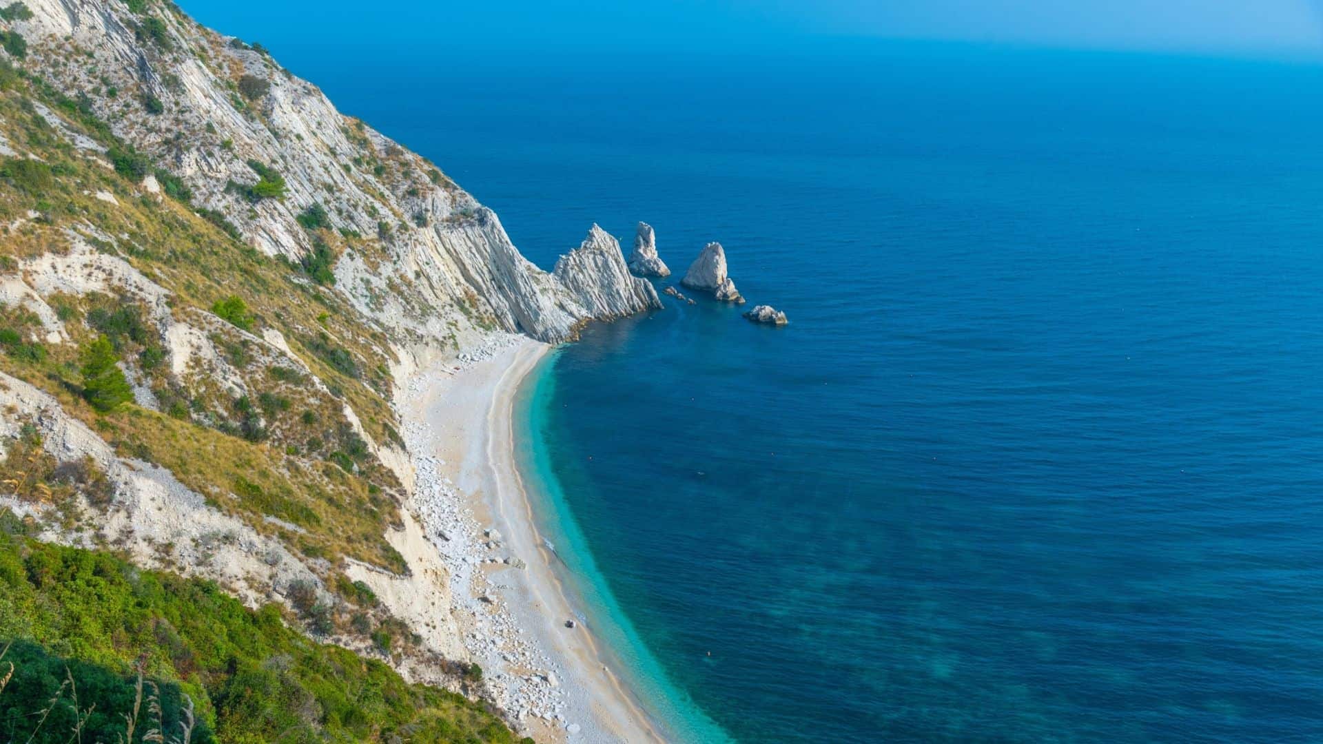 Panoramablick auf den Strand Due Sorelle