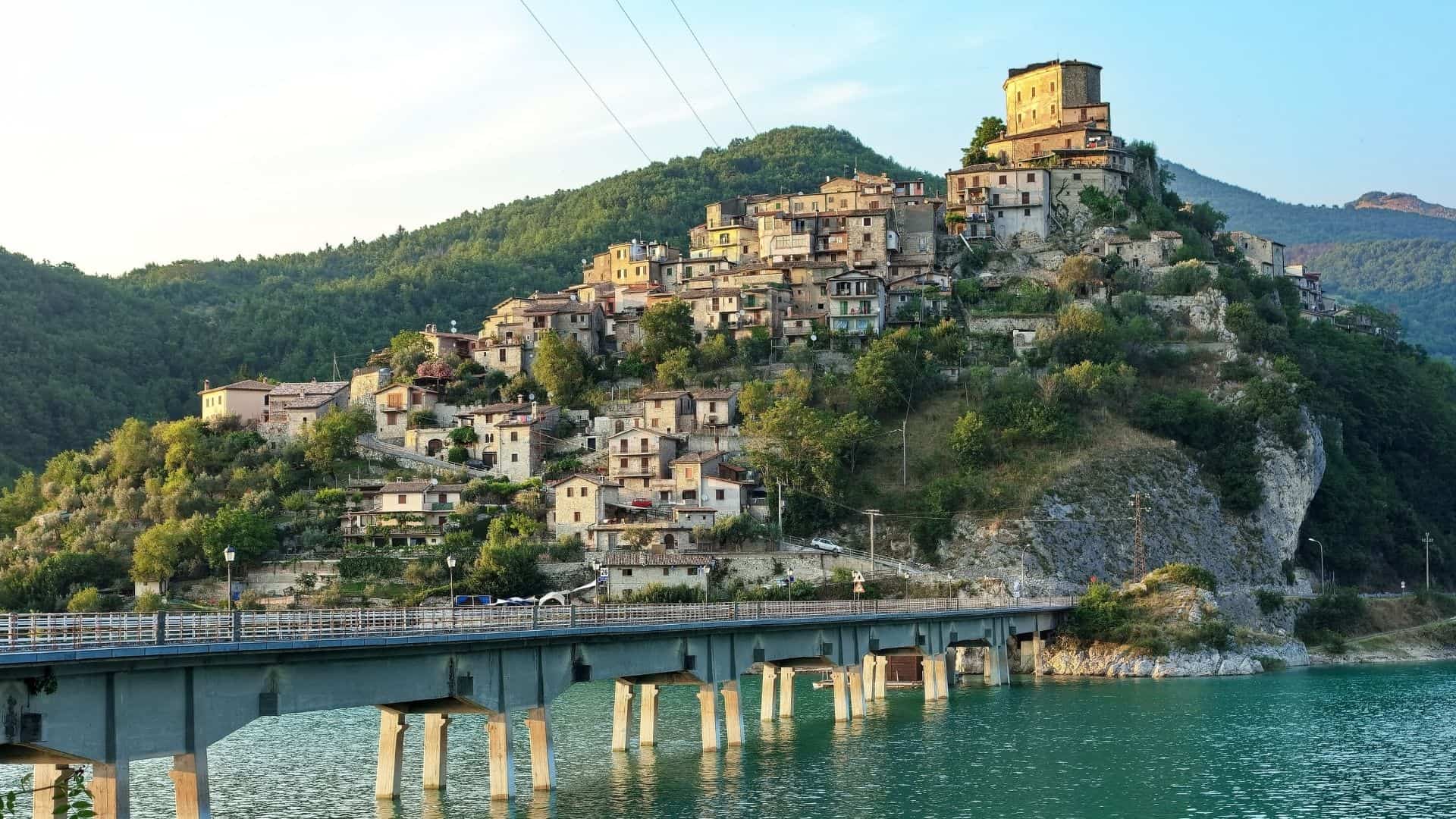 Castel di Tora vom Wasser aus gesehen
