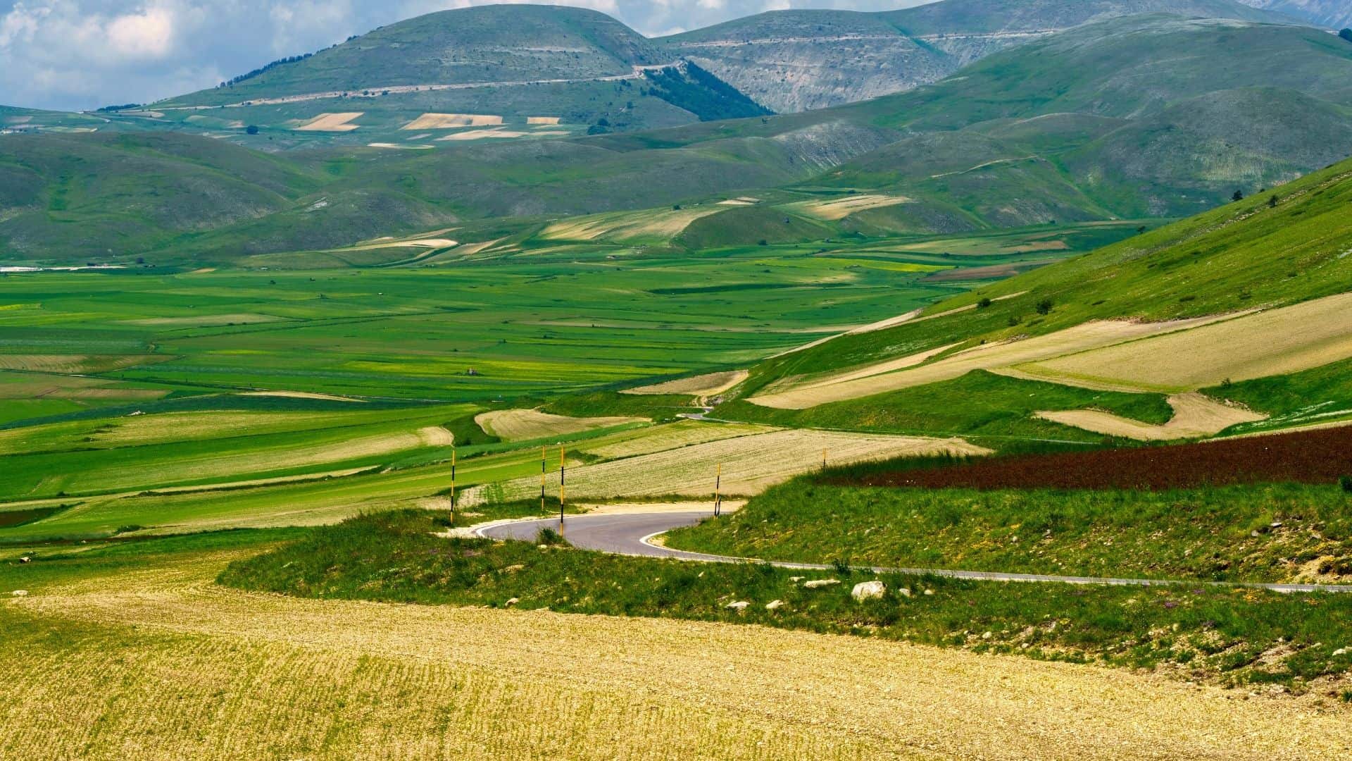 Panoramablick auf die Hochebene von Castelluccio di Norcia